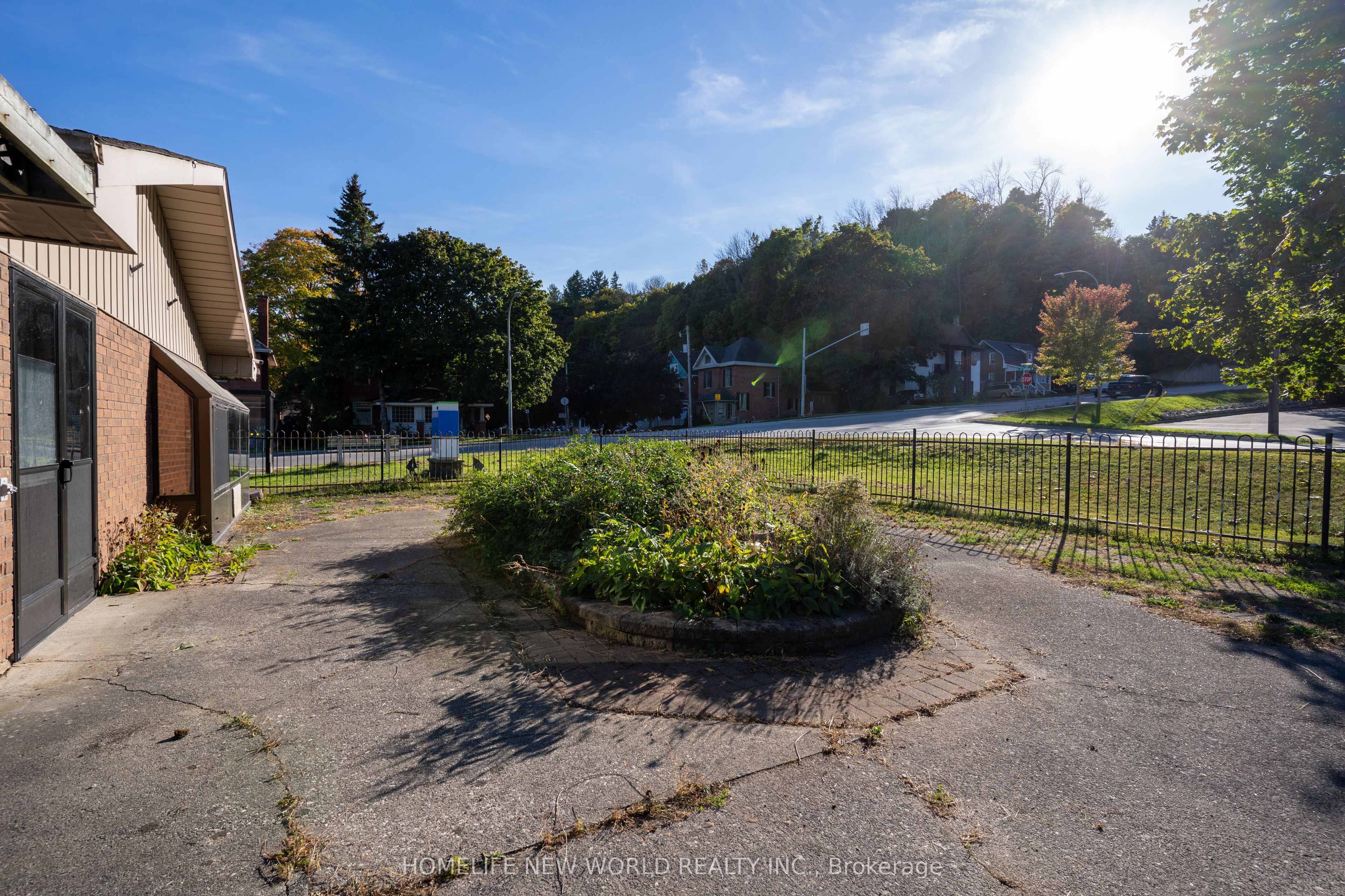 1029 4th Ave W Property Photo 3