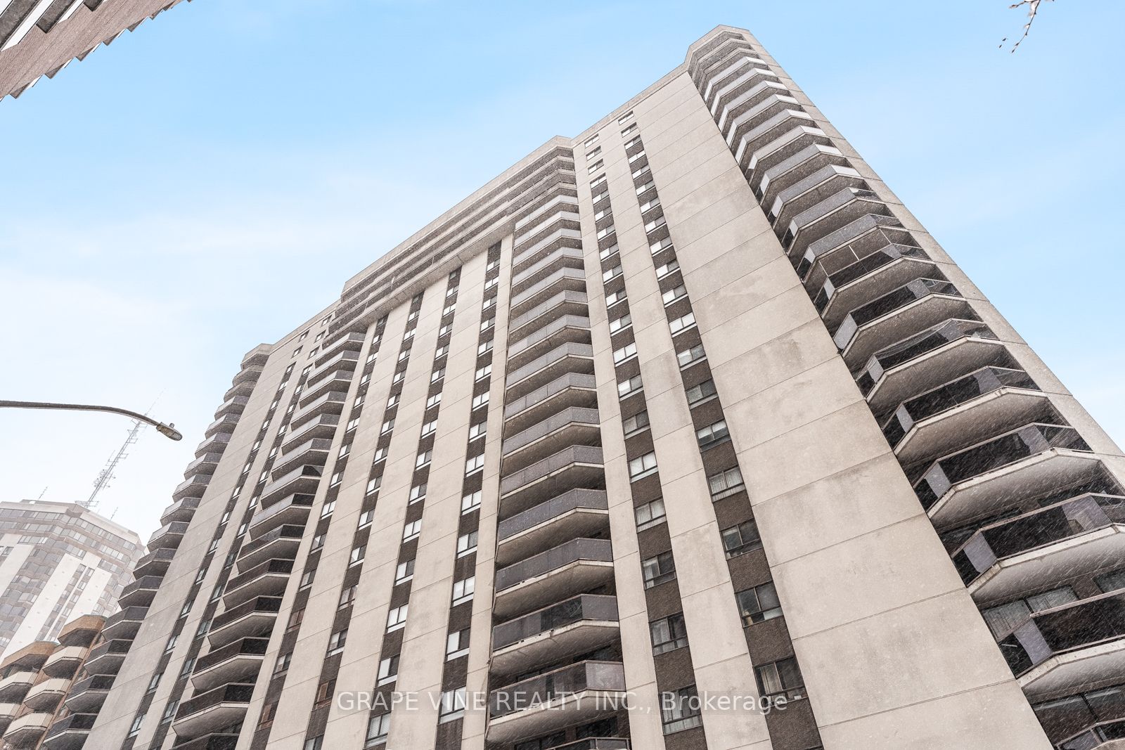 470 Laurier Avenue W 907
