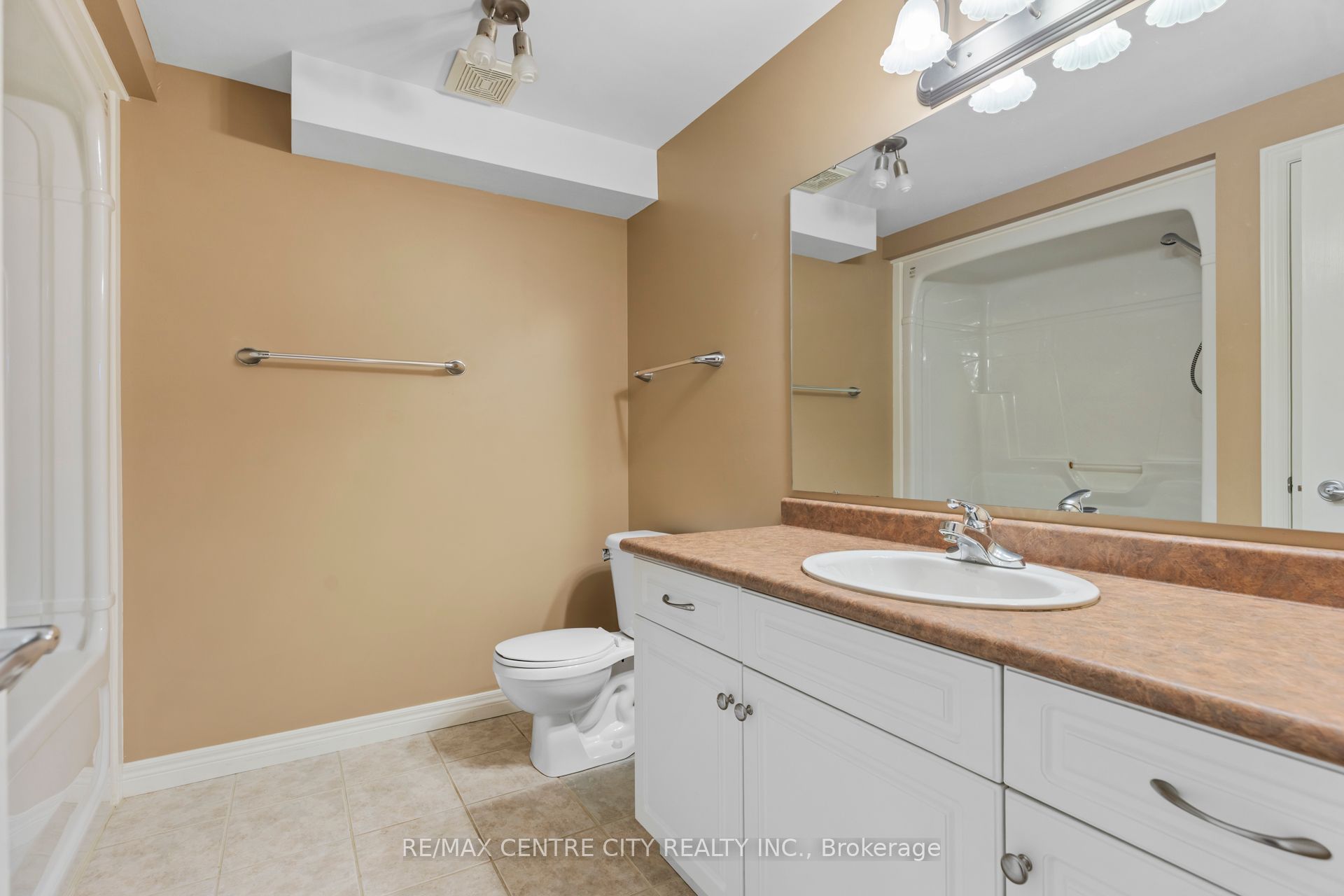 #3 - 410 Burwell Road Property Photo 18