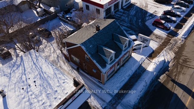 2139 Kingsway Drive Property Photo 3