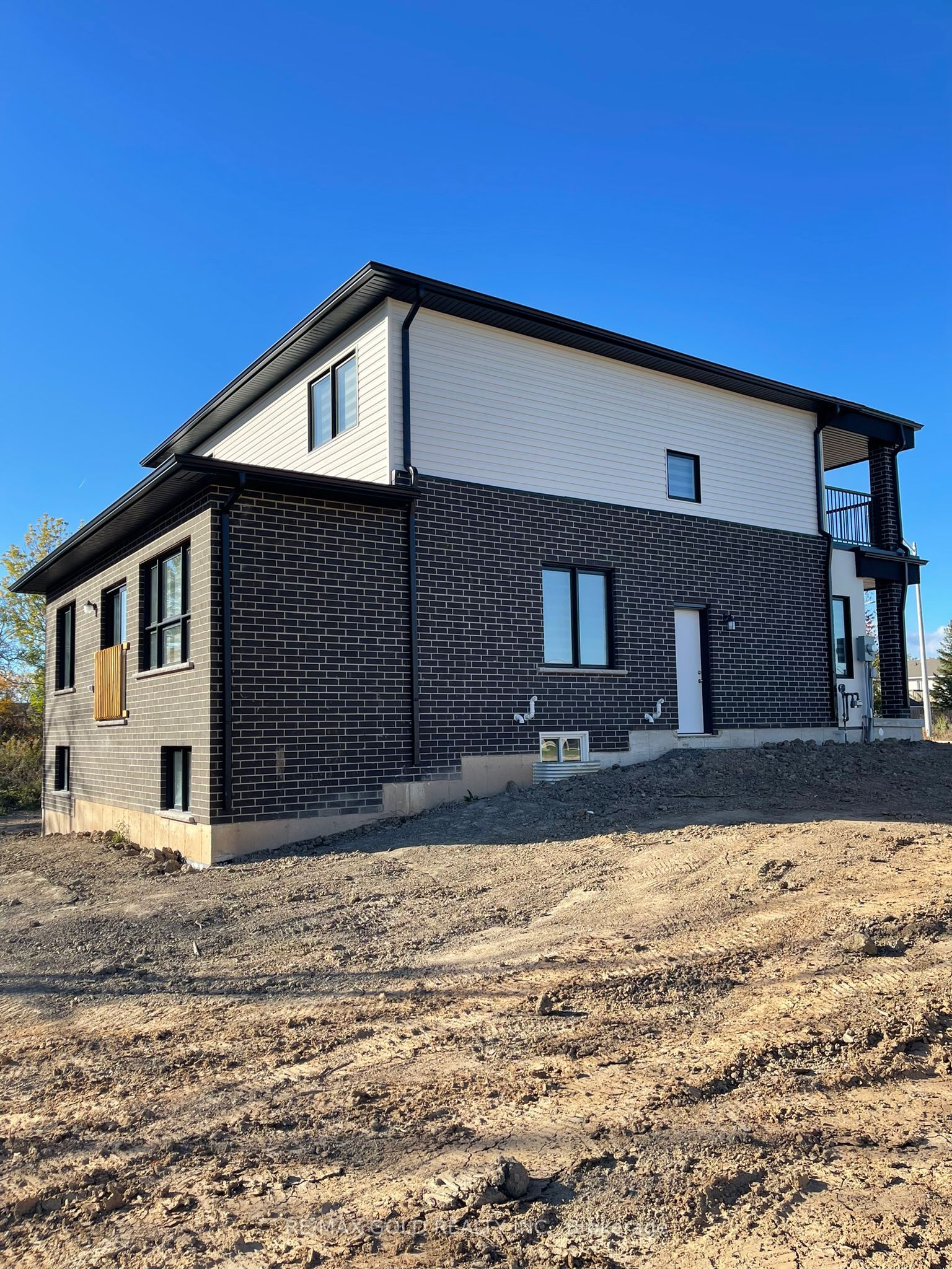 294 Wellandvale Drive Property Photo 4