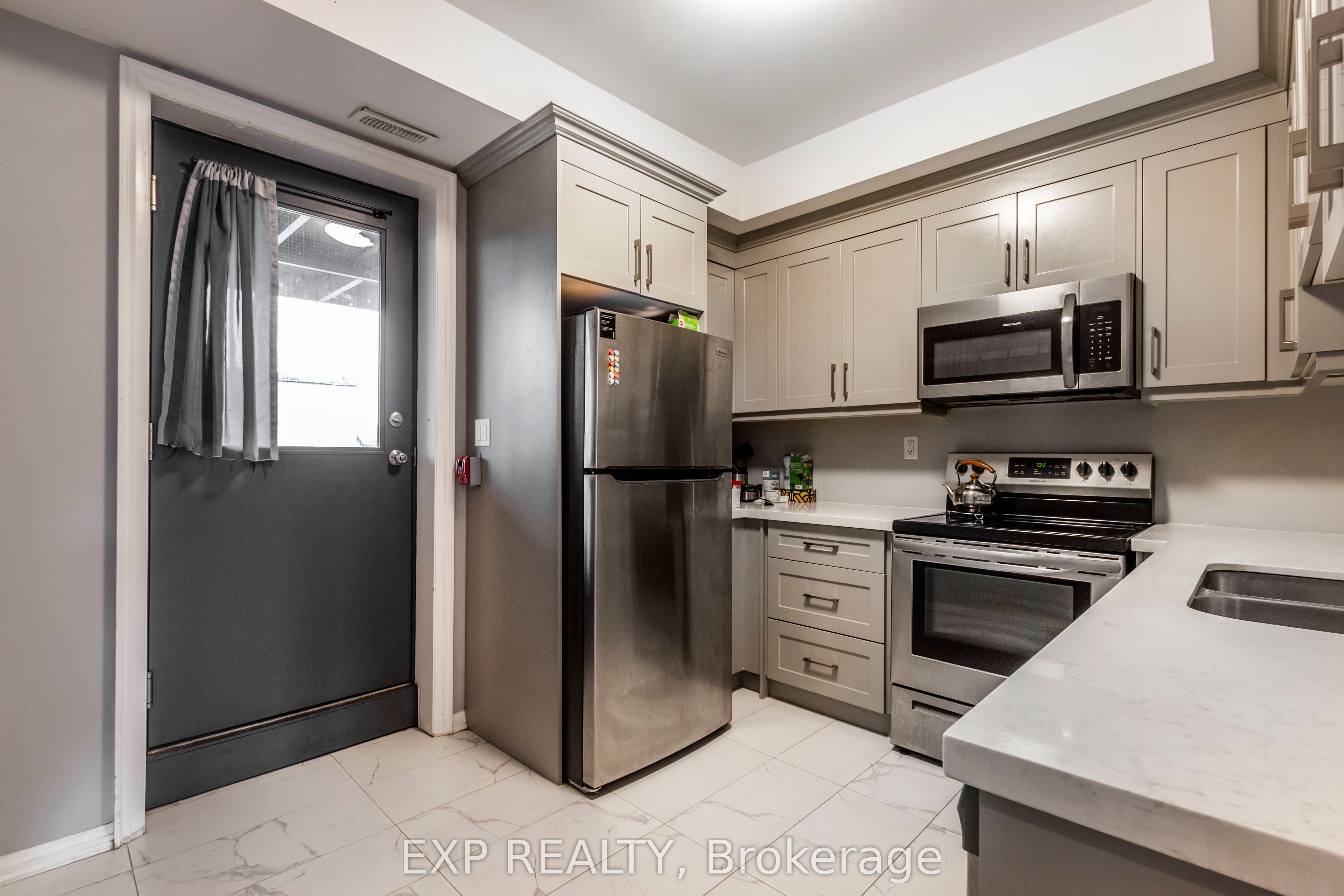 144 Wellington Street N 2 Property Photo 5