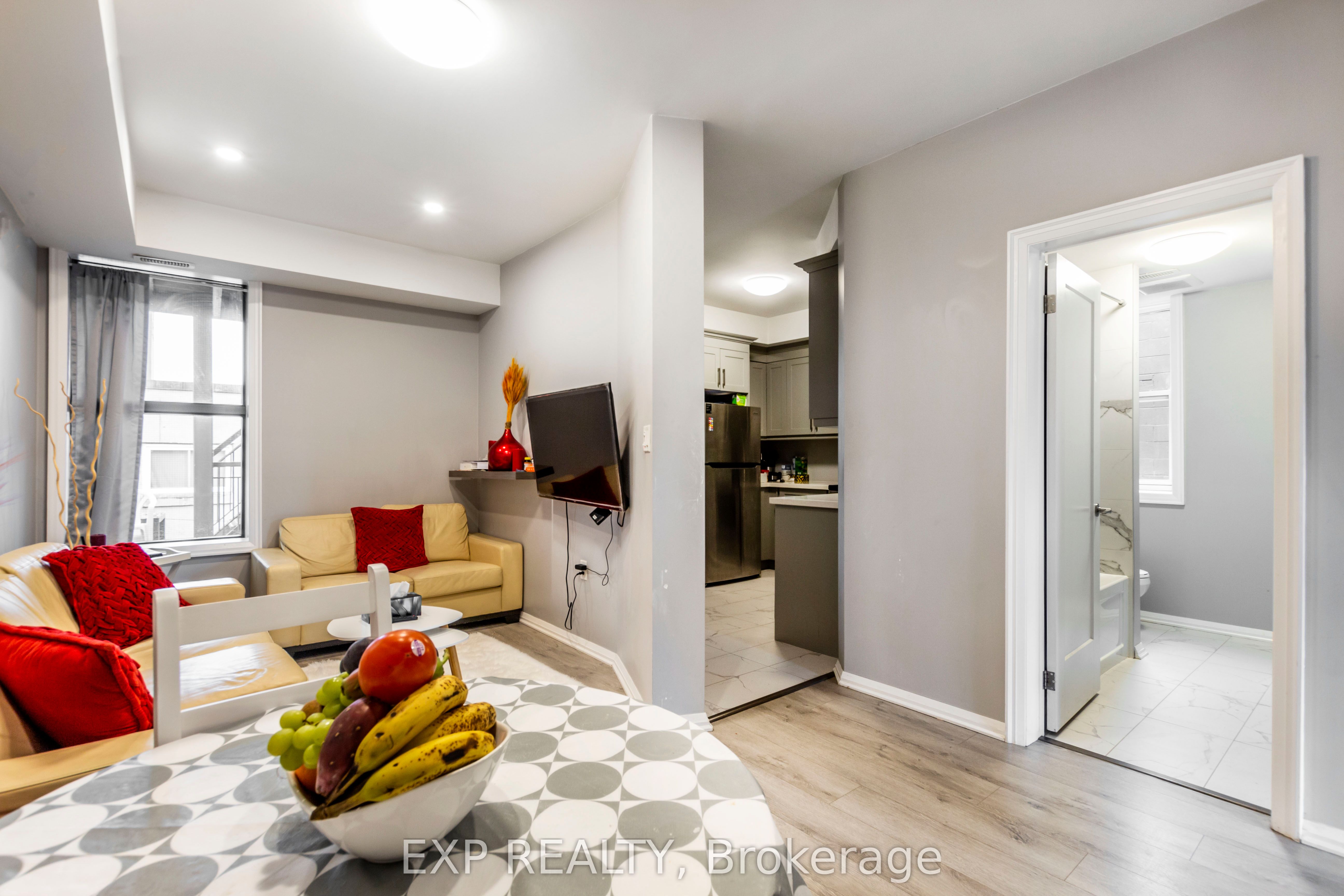 144 Wellington Street N 2 Property Photo 8