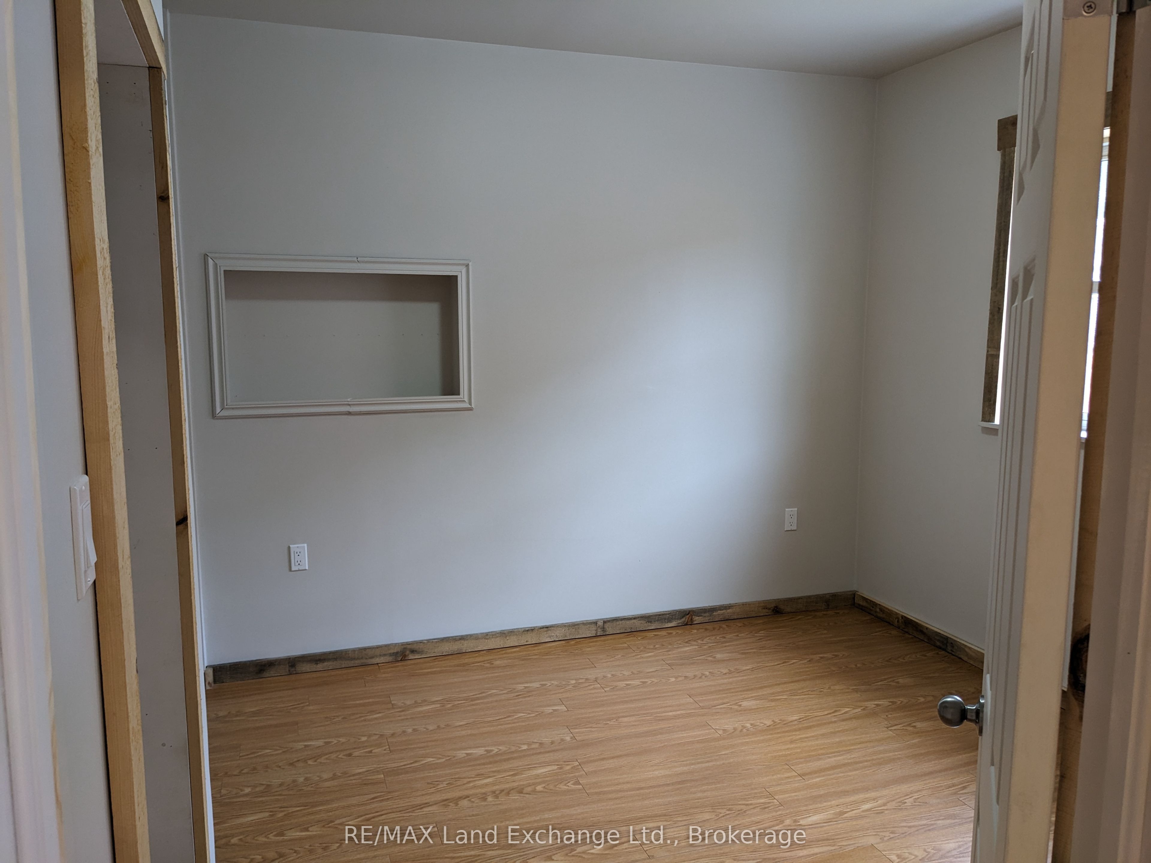 428 Queen St S Property Photo 4