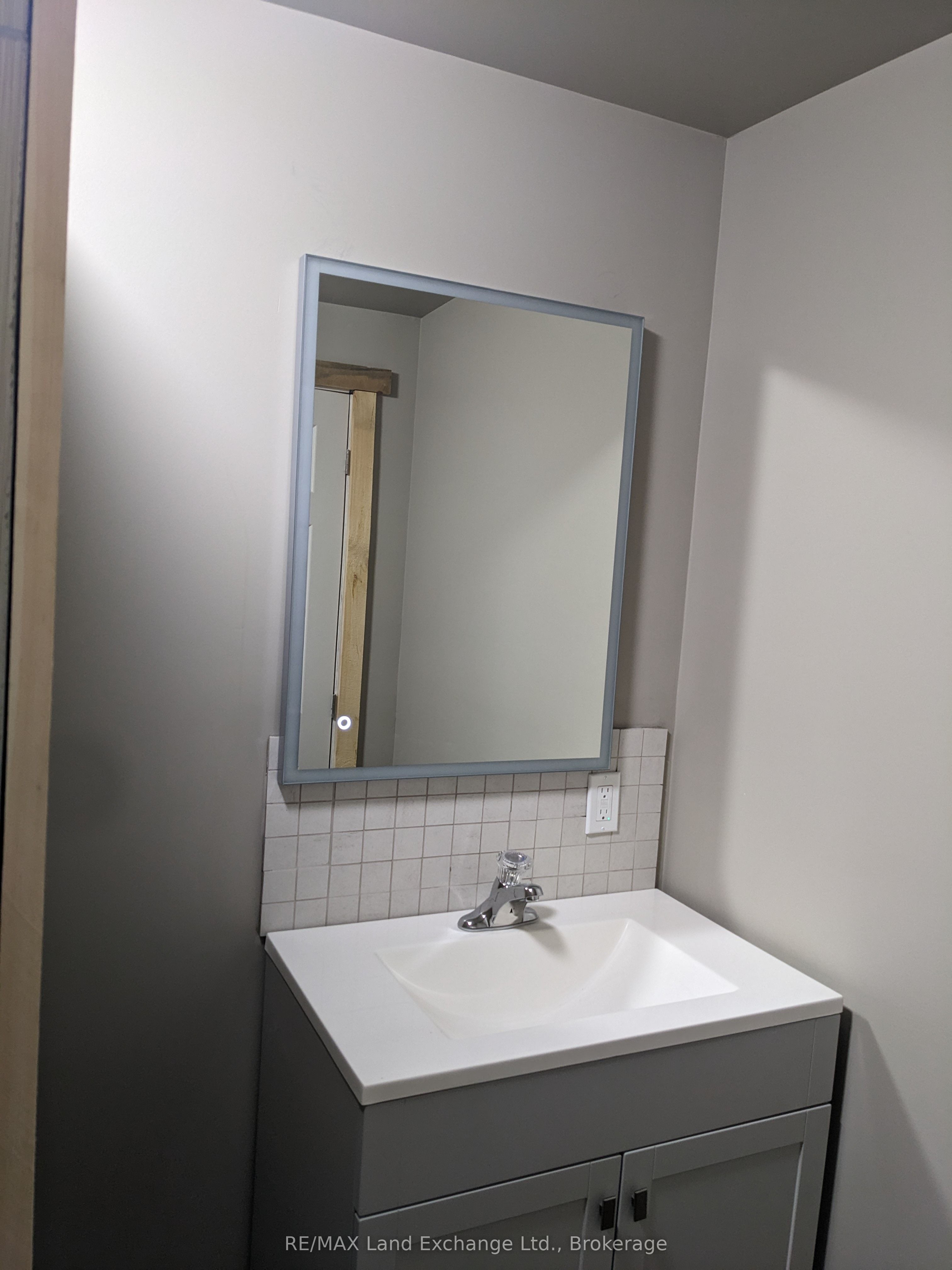 428 Queen St S Property Photo 5