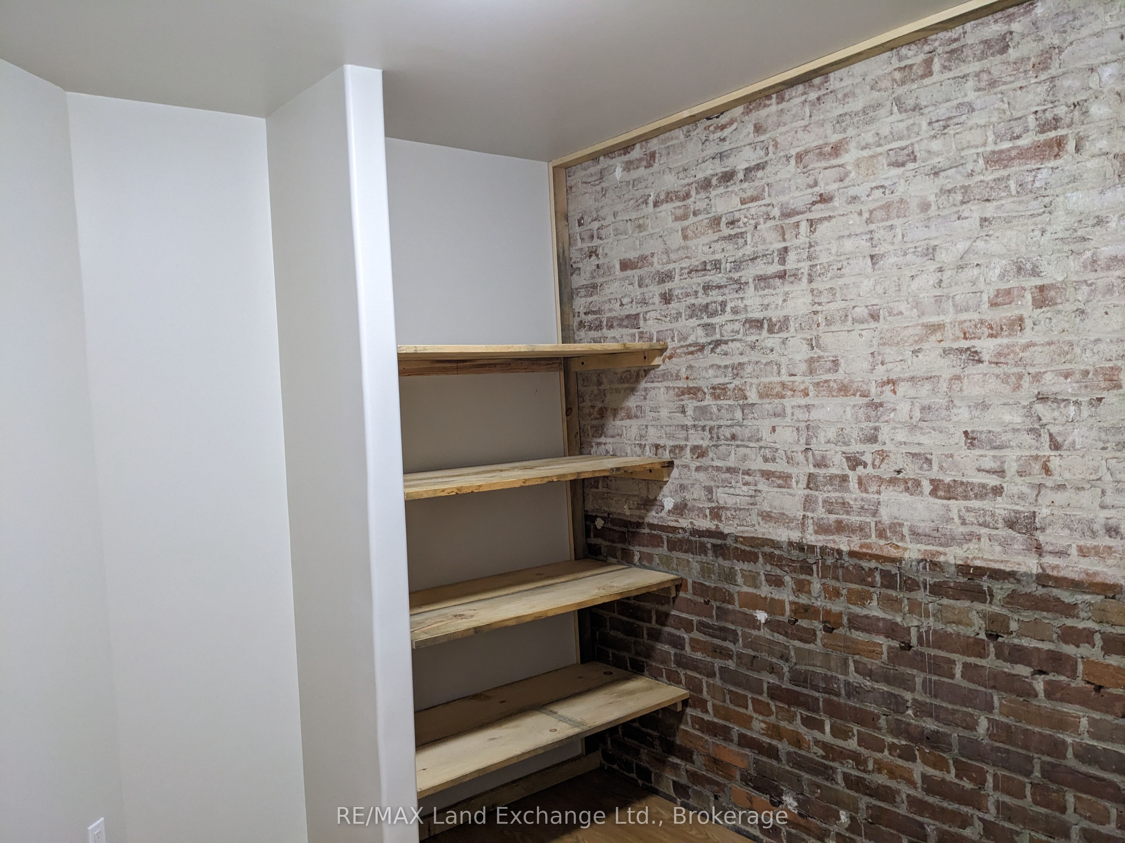 428 Queen St S Property Photo 7