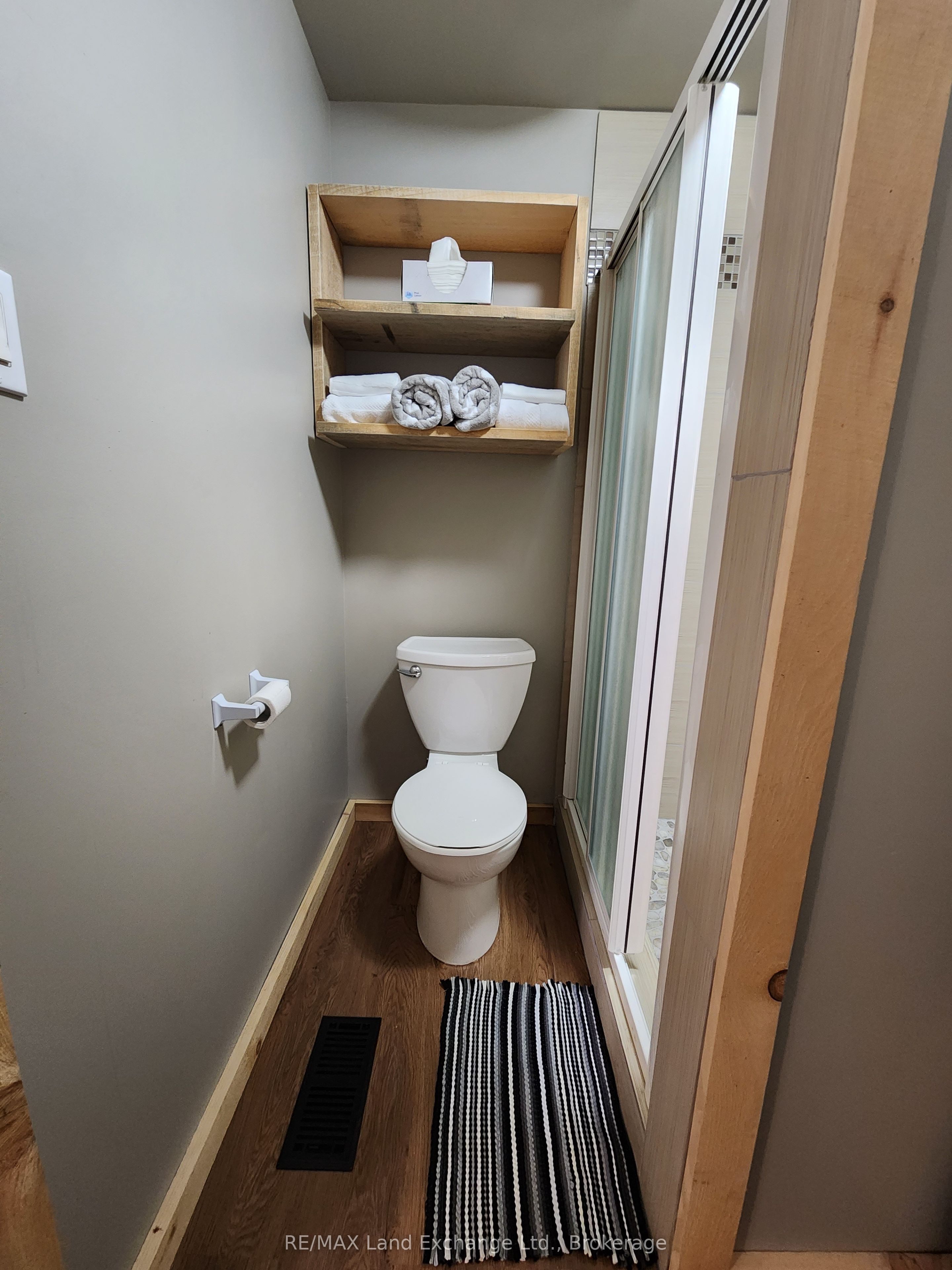 428 Queen St S Property Photo 8