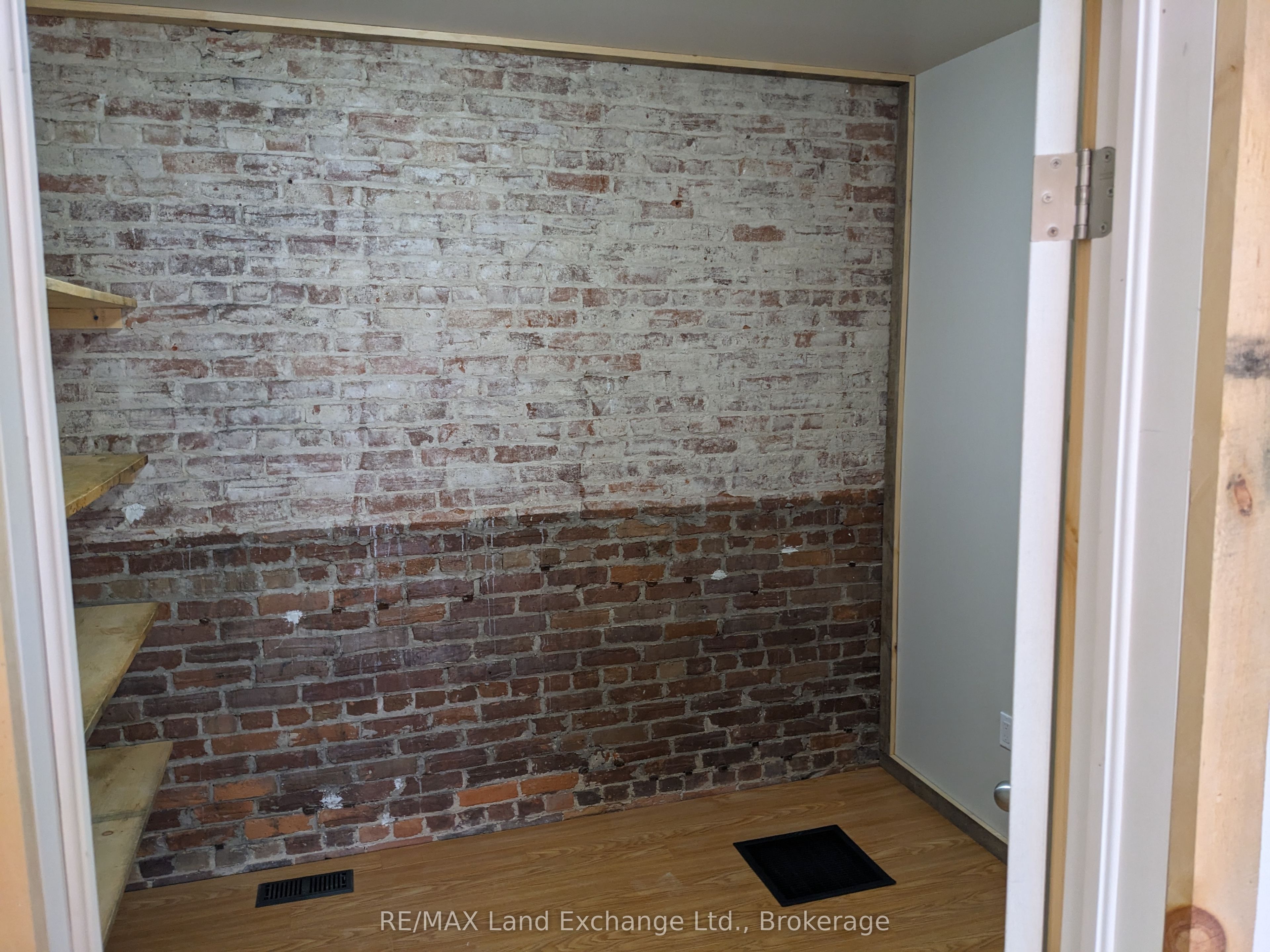428 Queen St S Property Photo 9