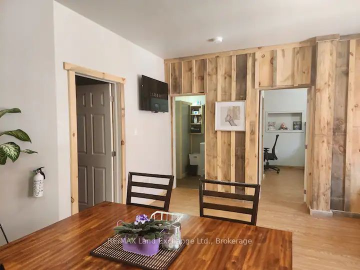 428 Queen St S Property Photo 10
