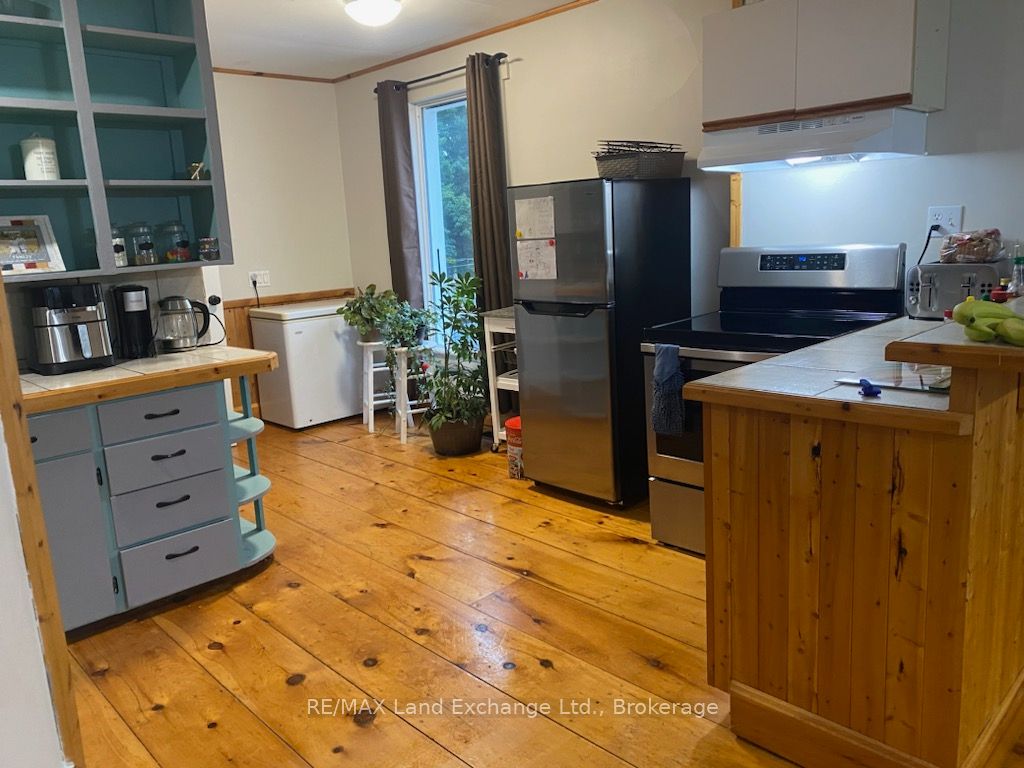 428 Queen St S Property Photo 16