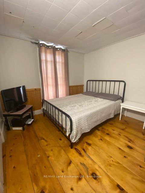 428 Queen St S Property Photo 18