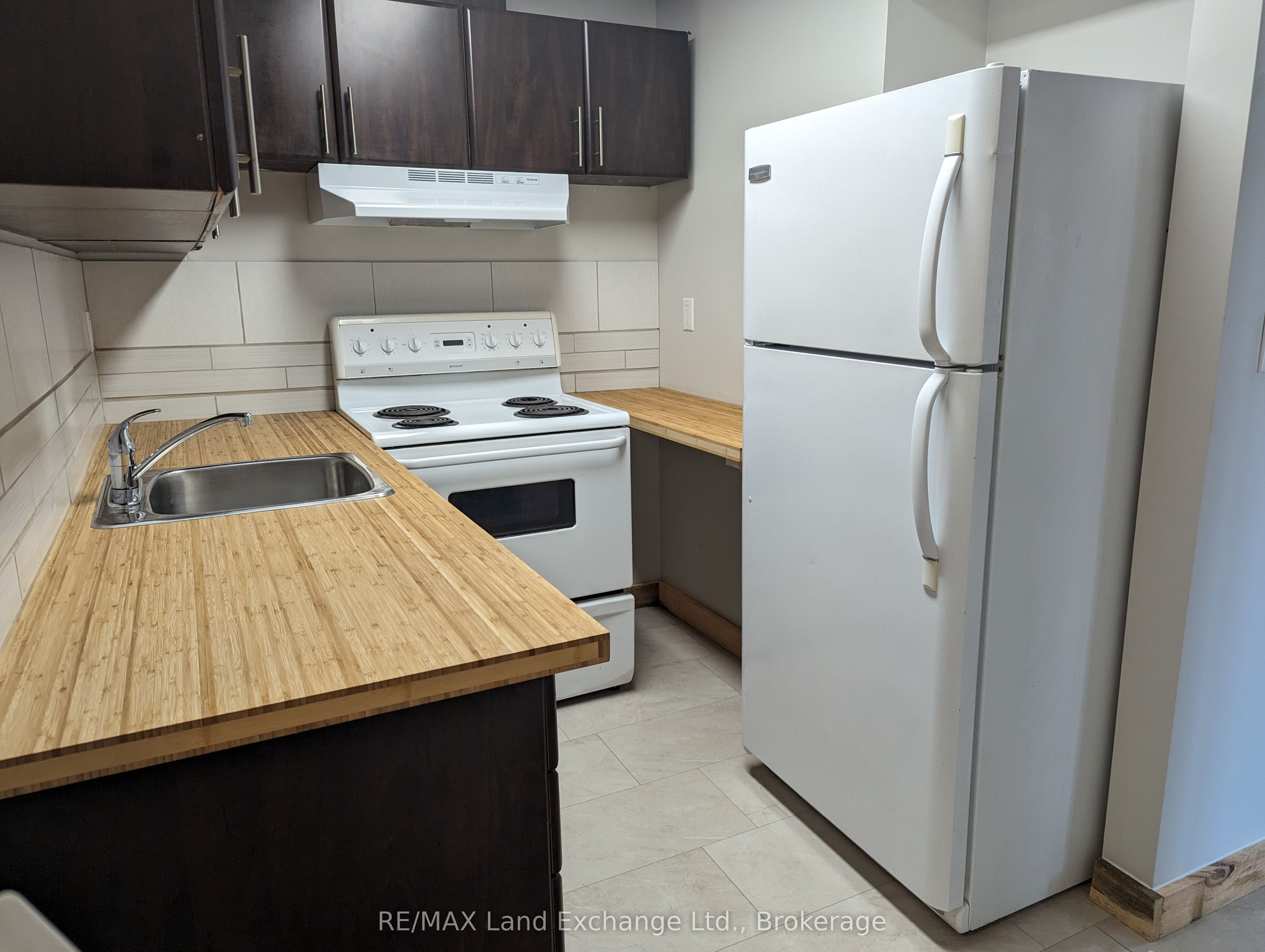 428 Queen St S Property Photo 23
