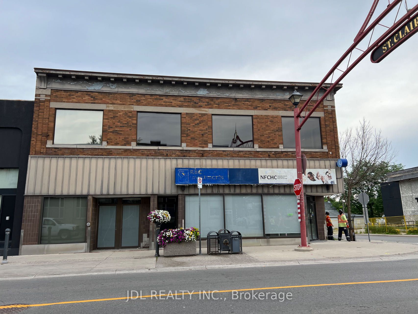 4481 Queen St Property Photo 1