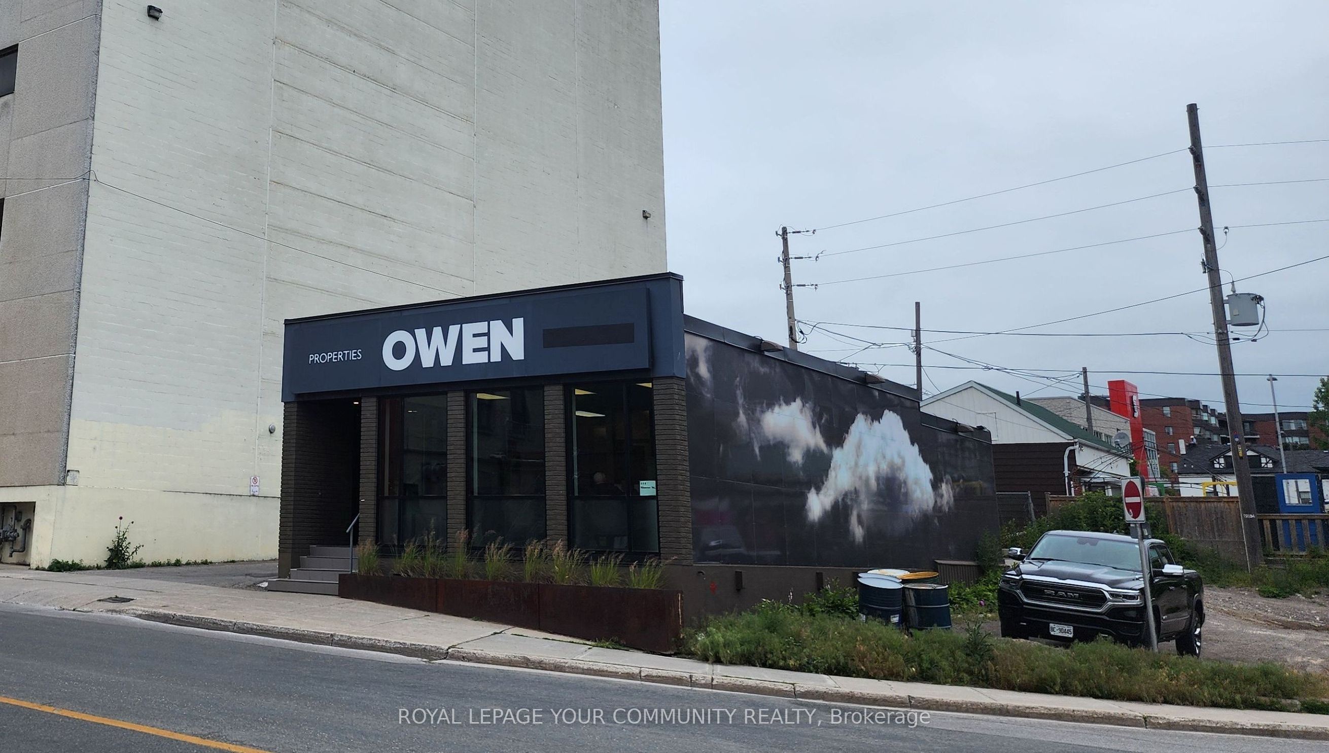 #lower - 114 Simcoe Street Property Photo 2