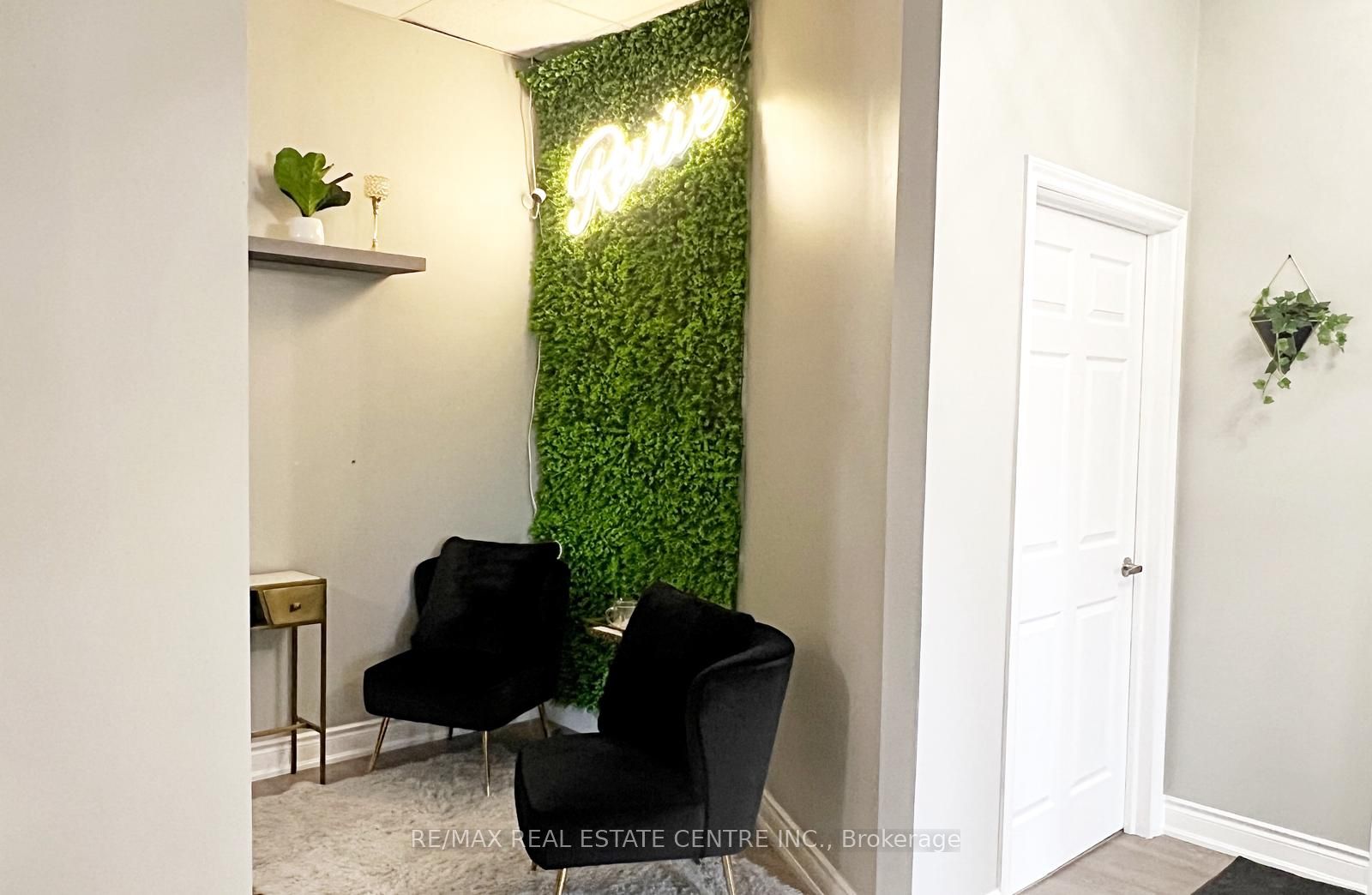 #204 - 1051 Upper James Street Property Photo 10