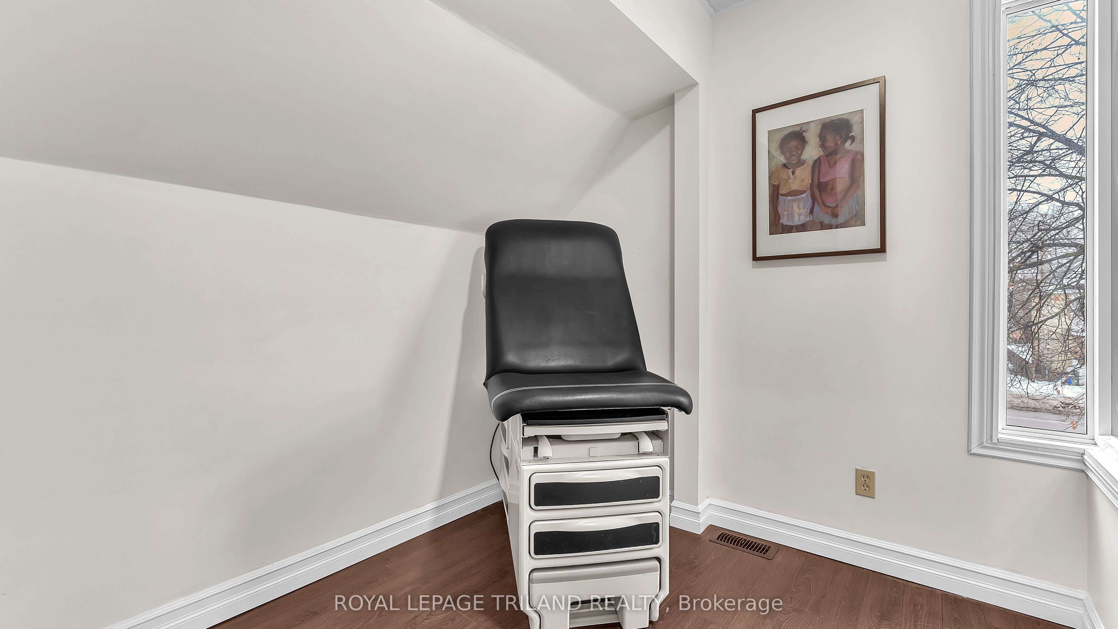 512 Oxford Street Property Photo 6