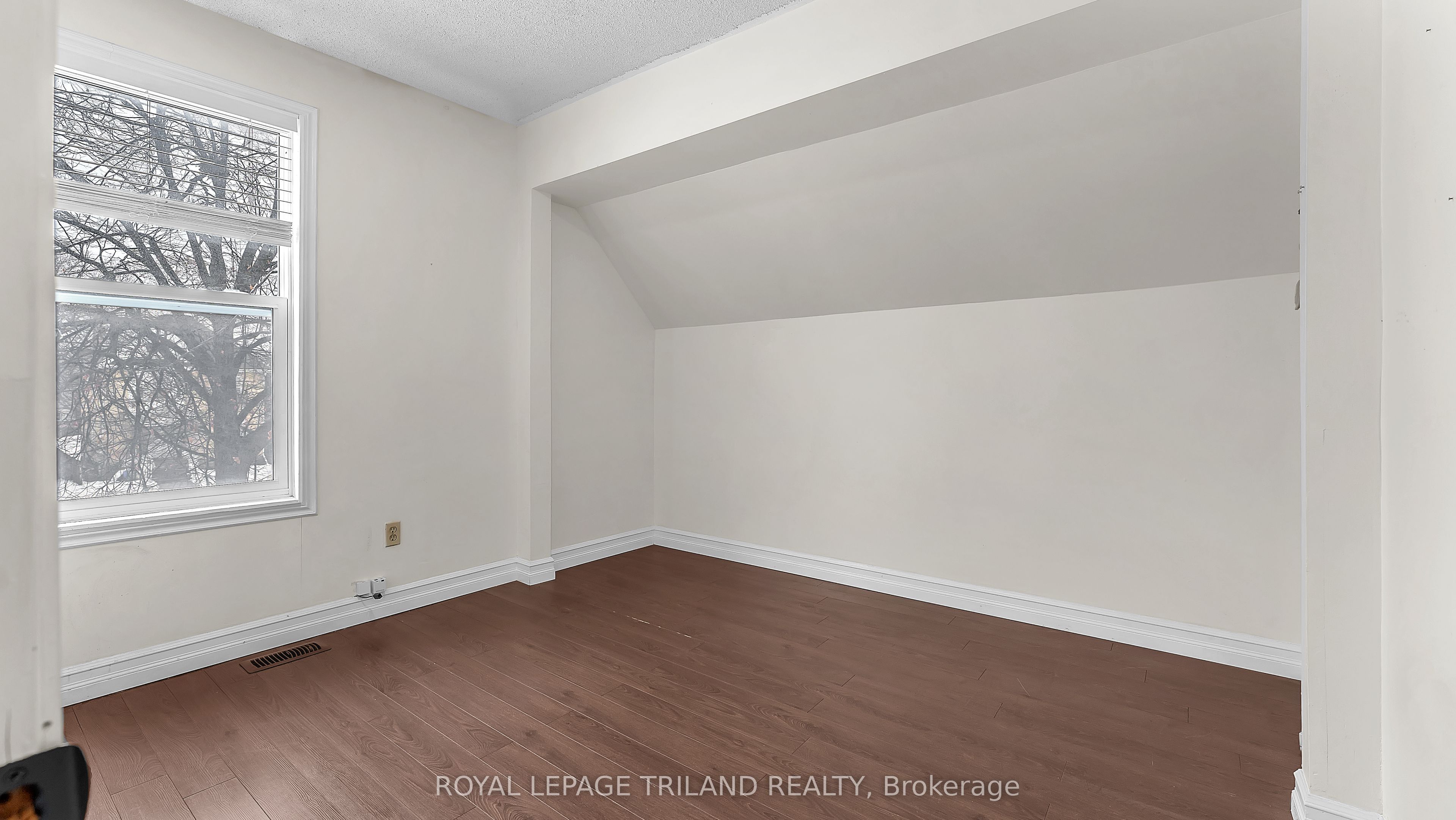 512 Oxford Street Property Photo 8