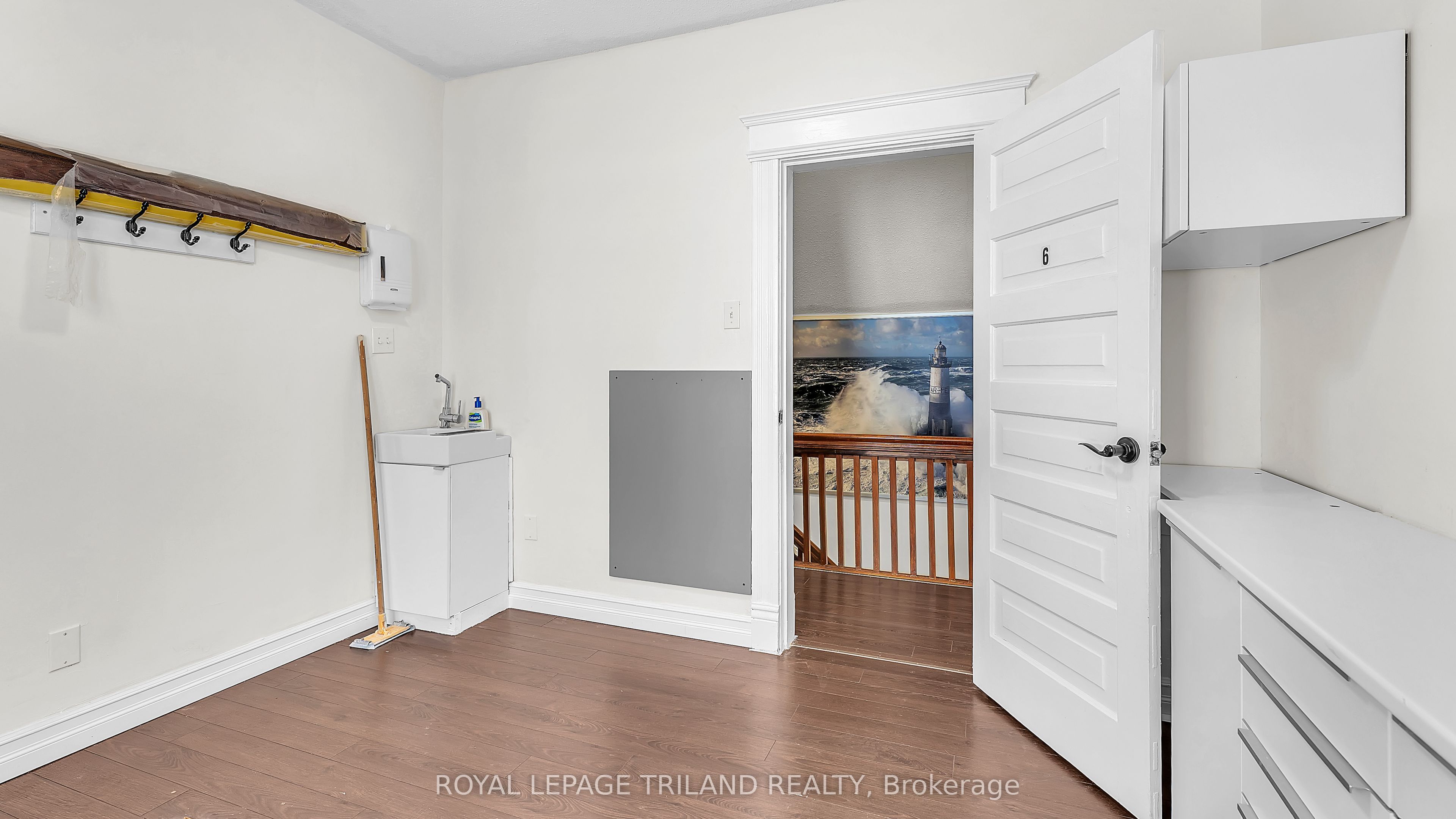512 Oxford Street Property Photo 9