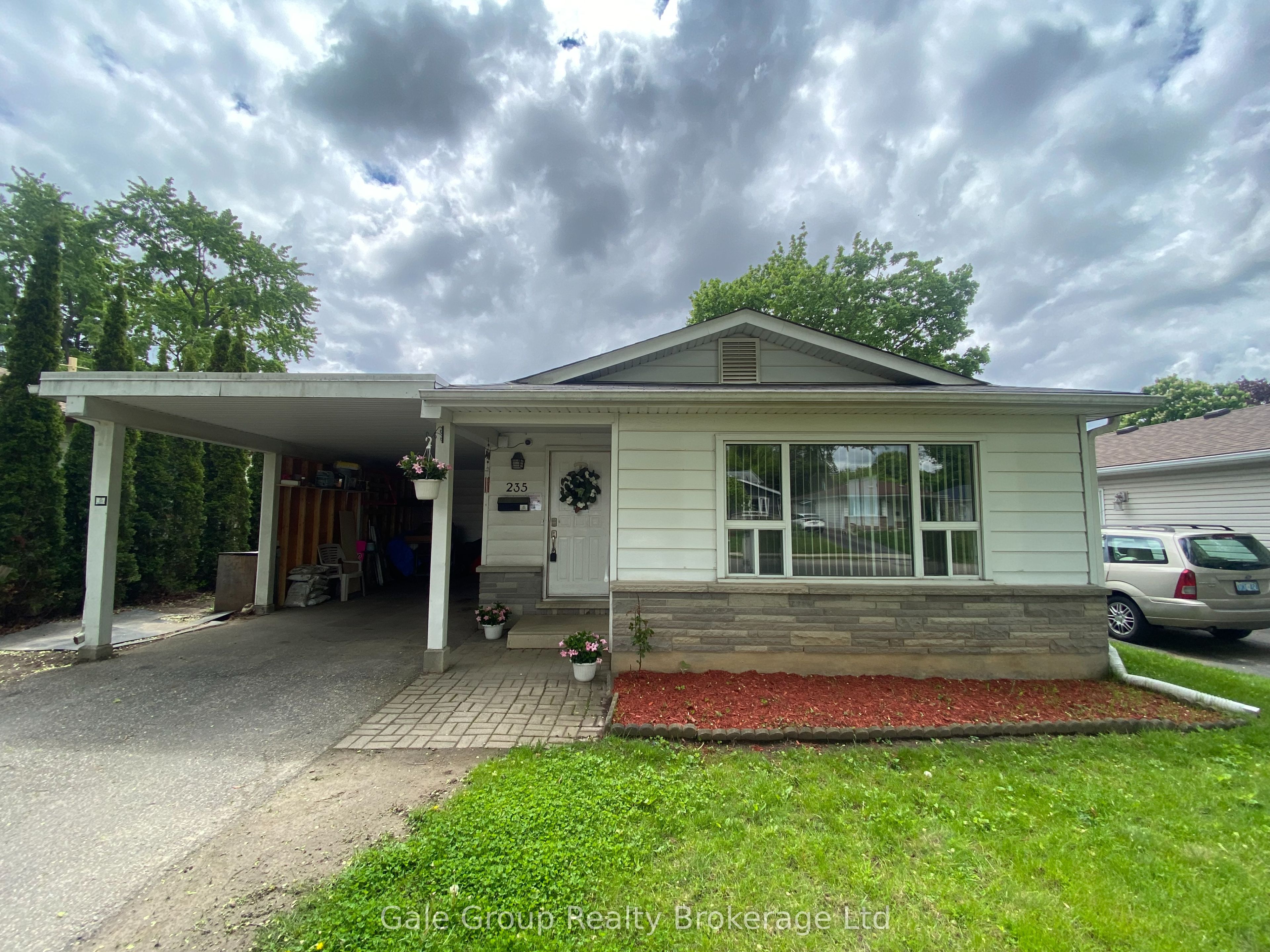 235 Huntingdon Crescent Property Photo 1