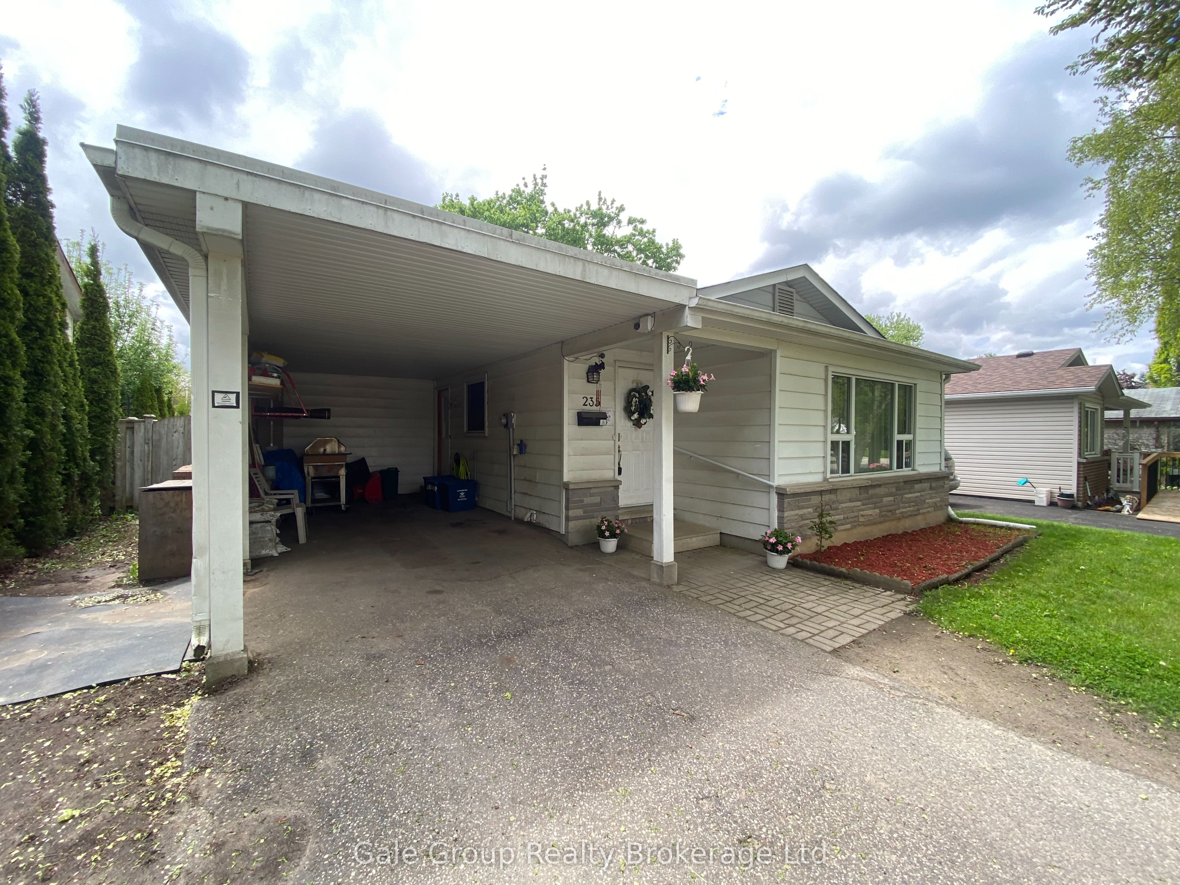 235 Huntingdon Crescent Property Photo 2