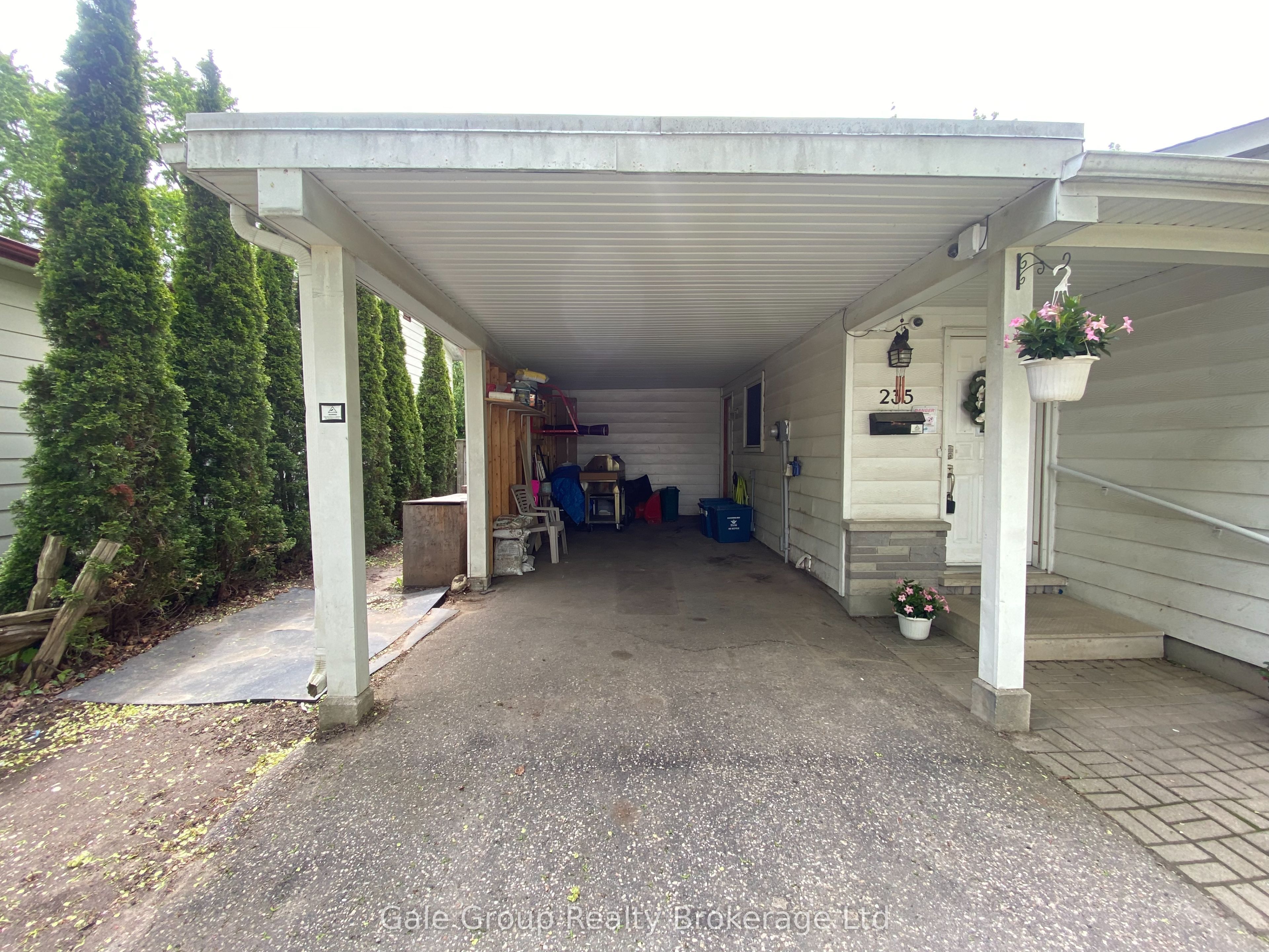 235 Huntingdon Crescent Property Photo 3