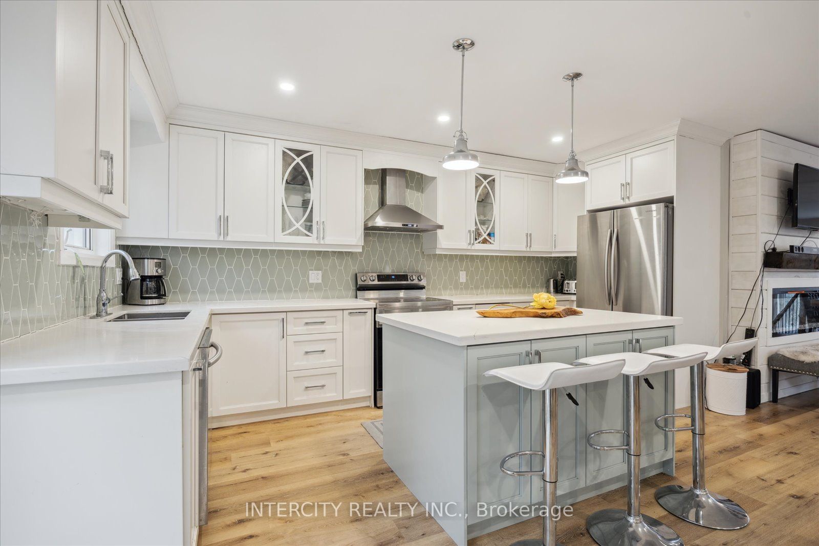 7055 Hunter Street Property Photo