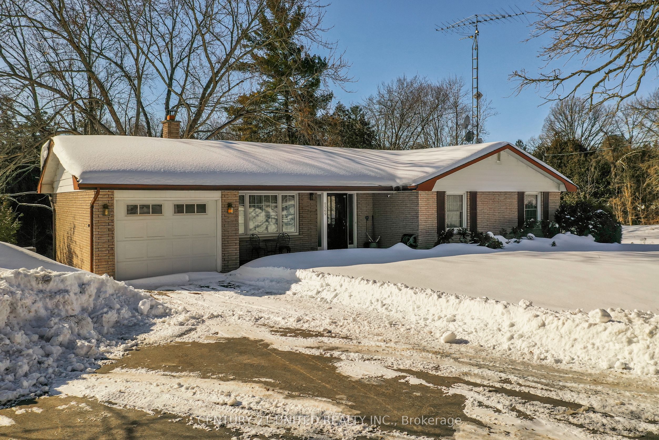 2069 Young's Point Road Property Photo
