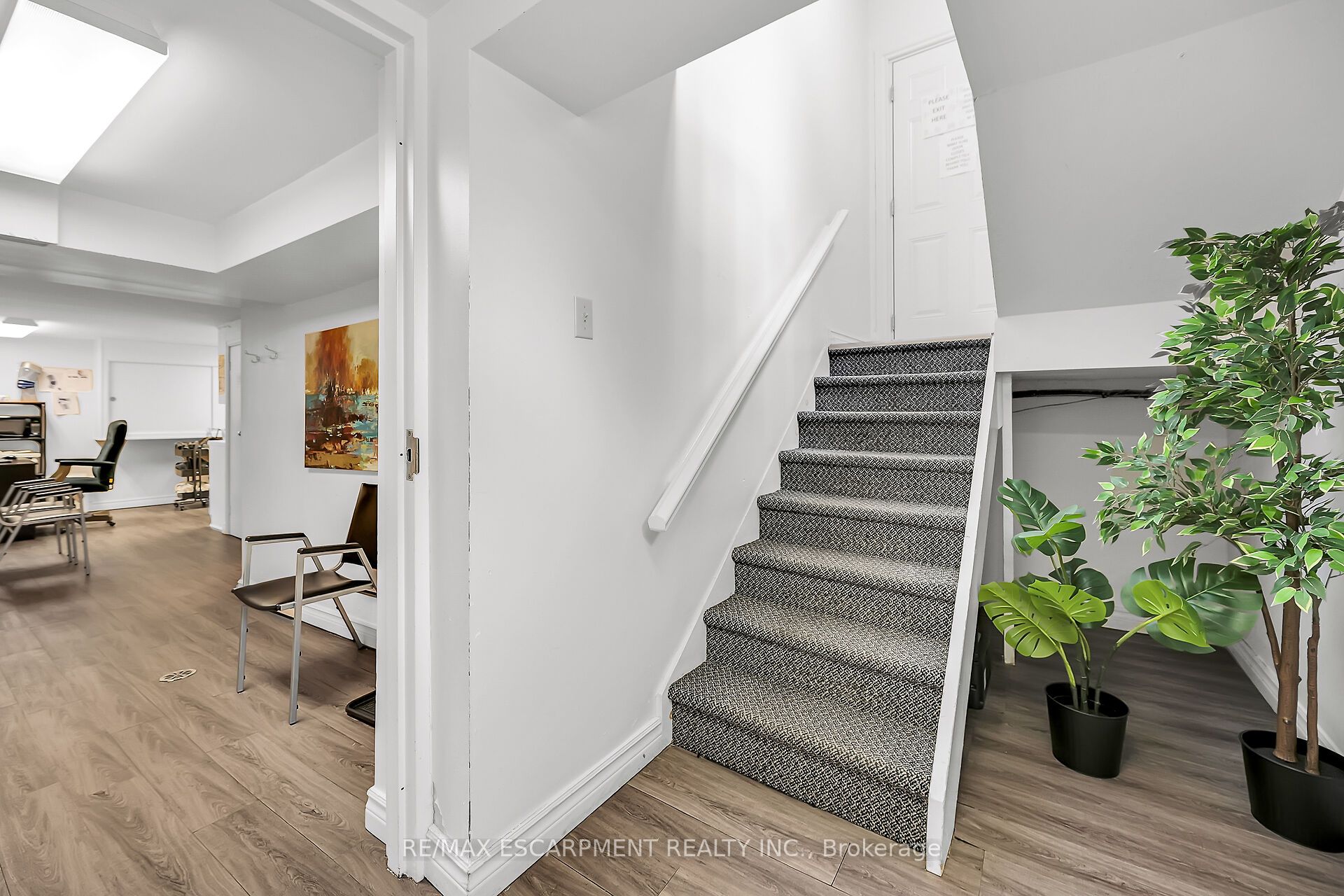 866 Main St E Property Photo 11