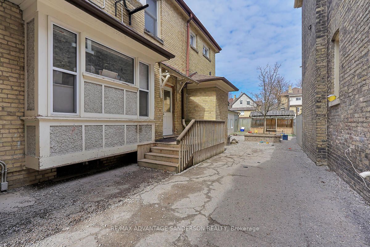 282 Piccadilly Street Property Photo 4