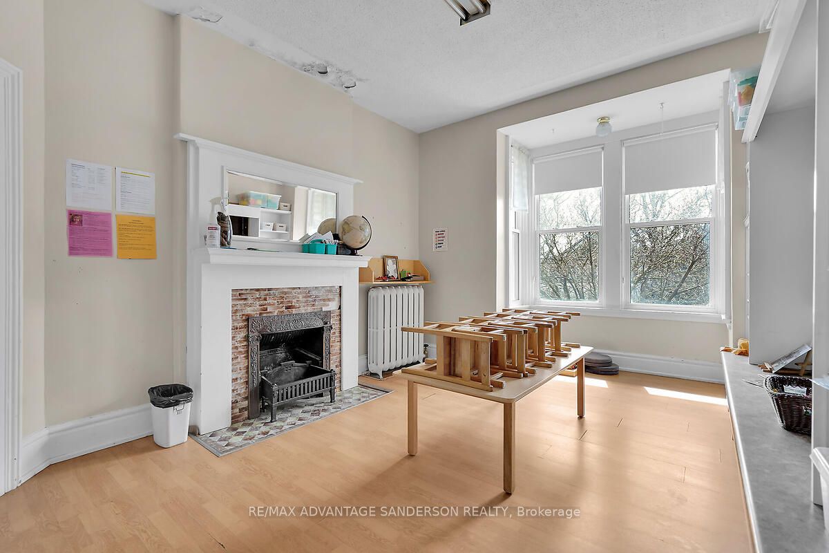 282 Piccadilly Street Property Photo 37