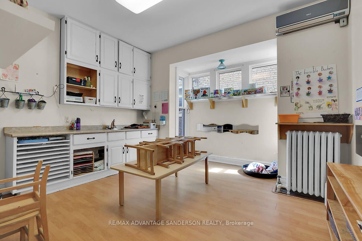 282 Piccadilly Street Property Photo 39