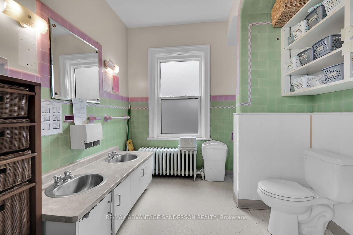 282 Piccadilly Street Property Photo 40