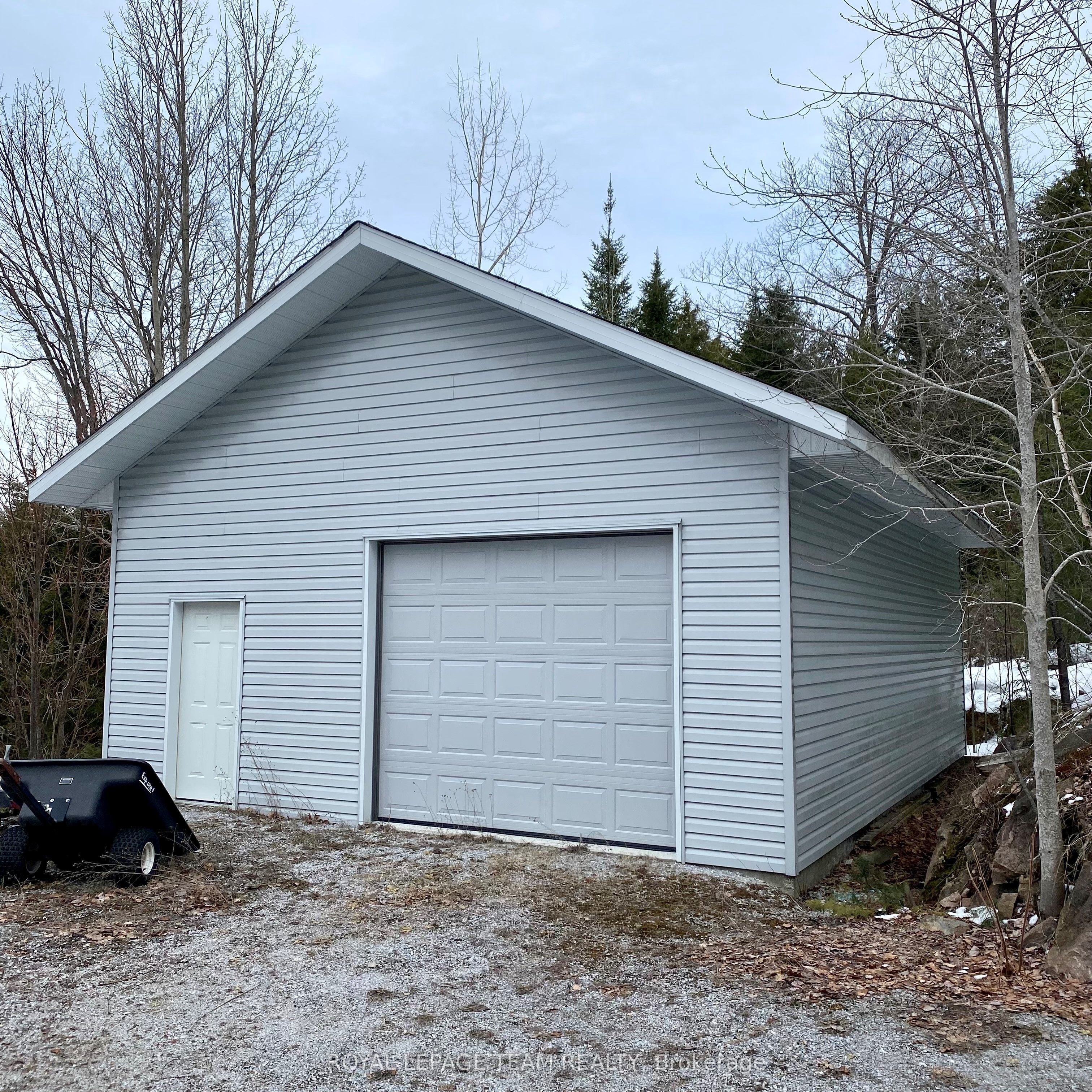 2087b Grindstone Lake Road N Property Photo 18