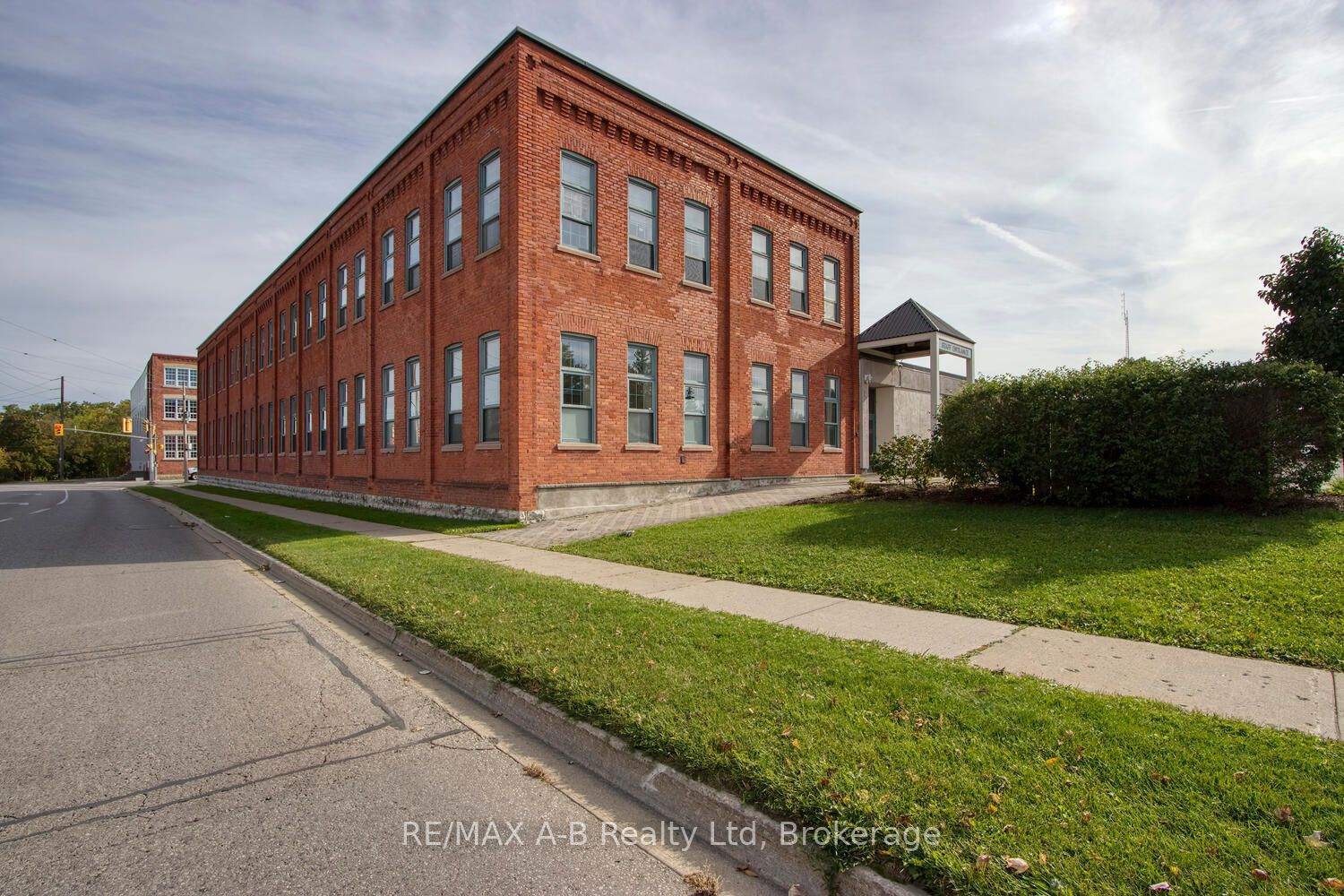 #202 - 342 Erie Street Property Photo 2