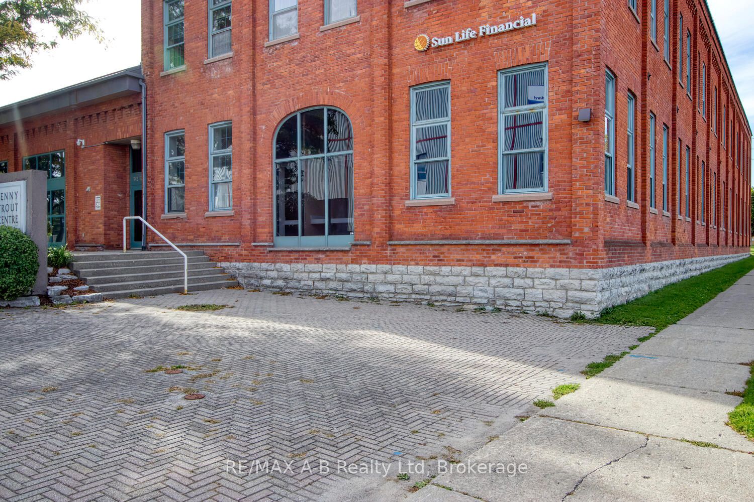 #202 - 342 Erie Street Property Photo 4