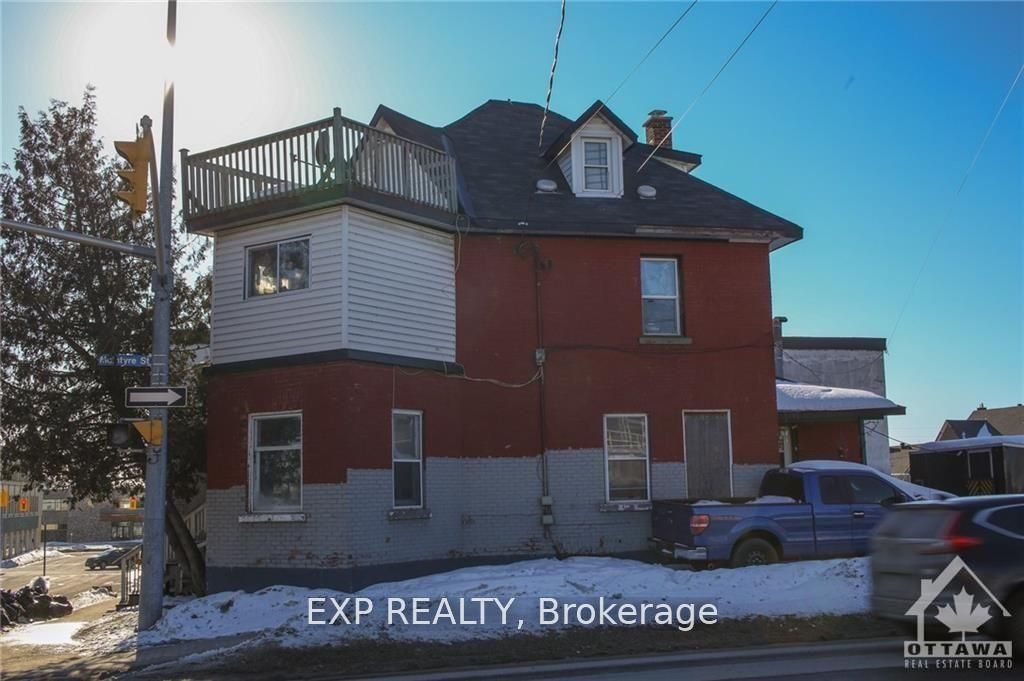 380 Fisher St Property Photo 3