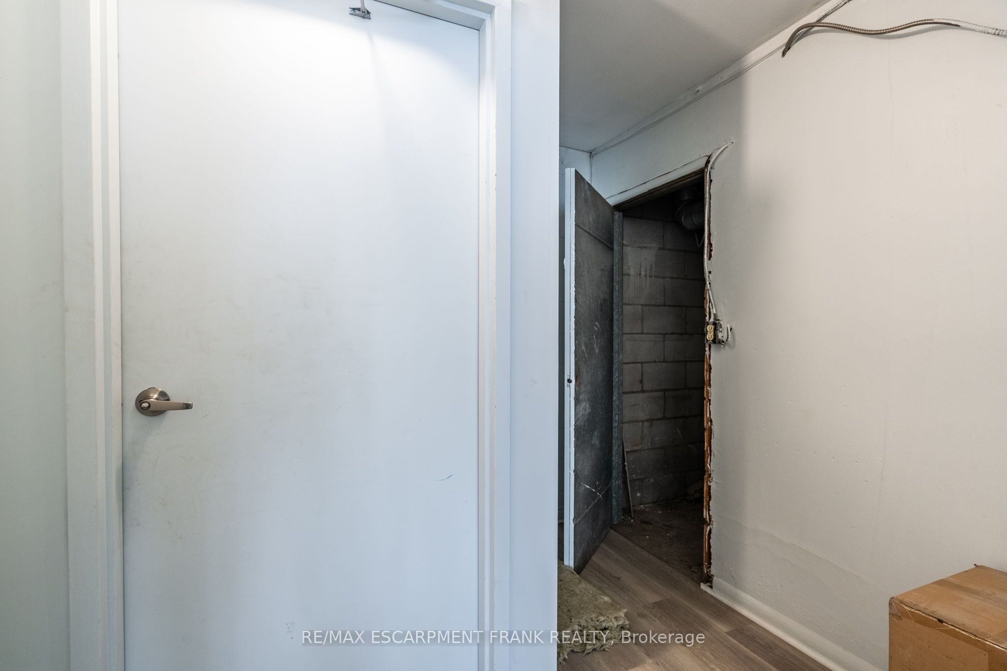 135 James St N Property Photo 17