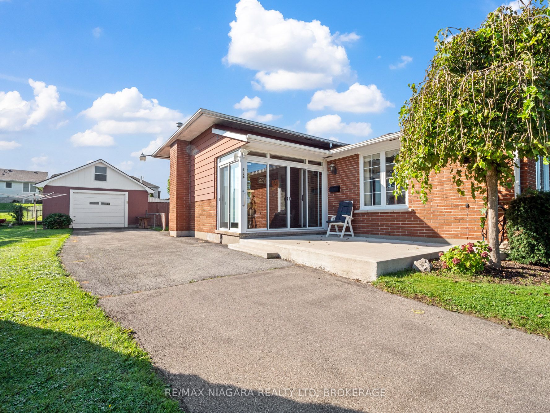 134 Champlain Drive N Property Photo 3