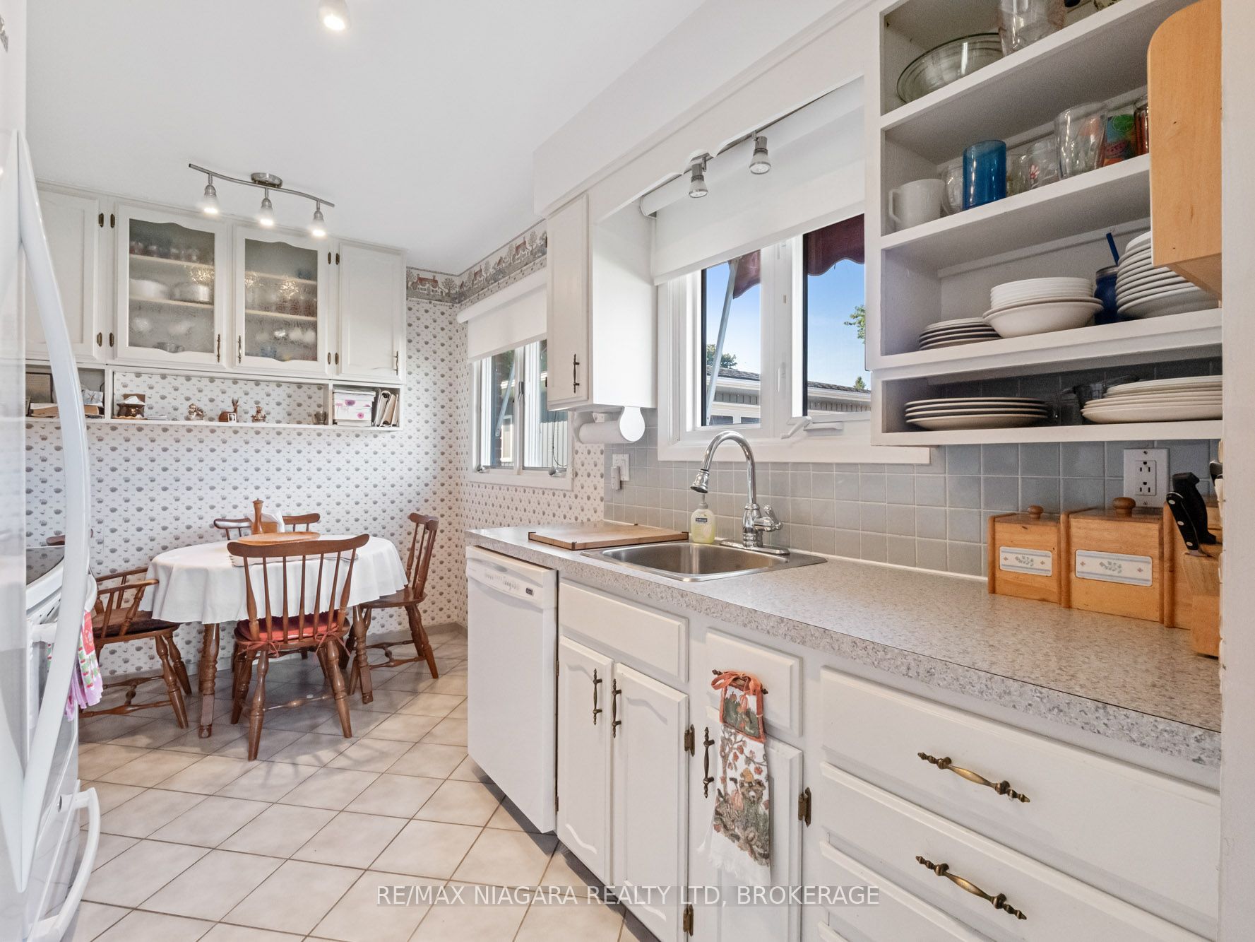 134 Champlain Drive N Property Photo 10