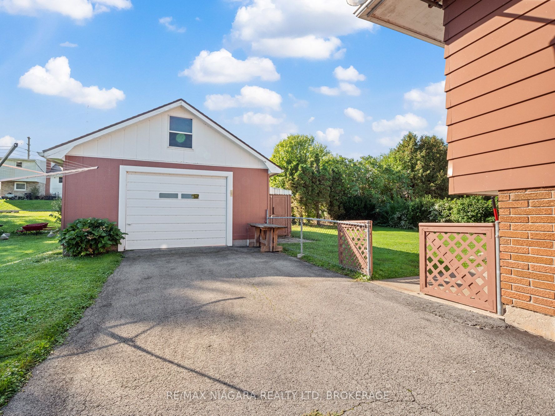 134 Champlain Drive N Property Photo 30