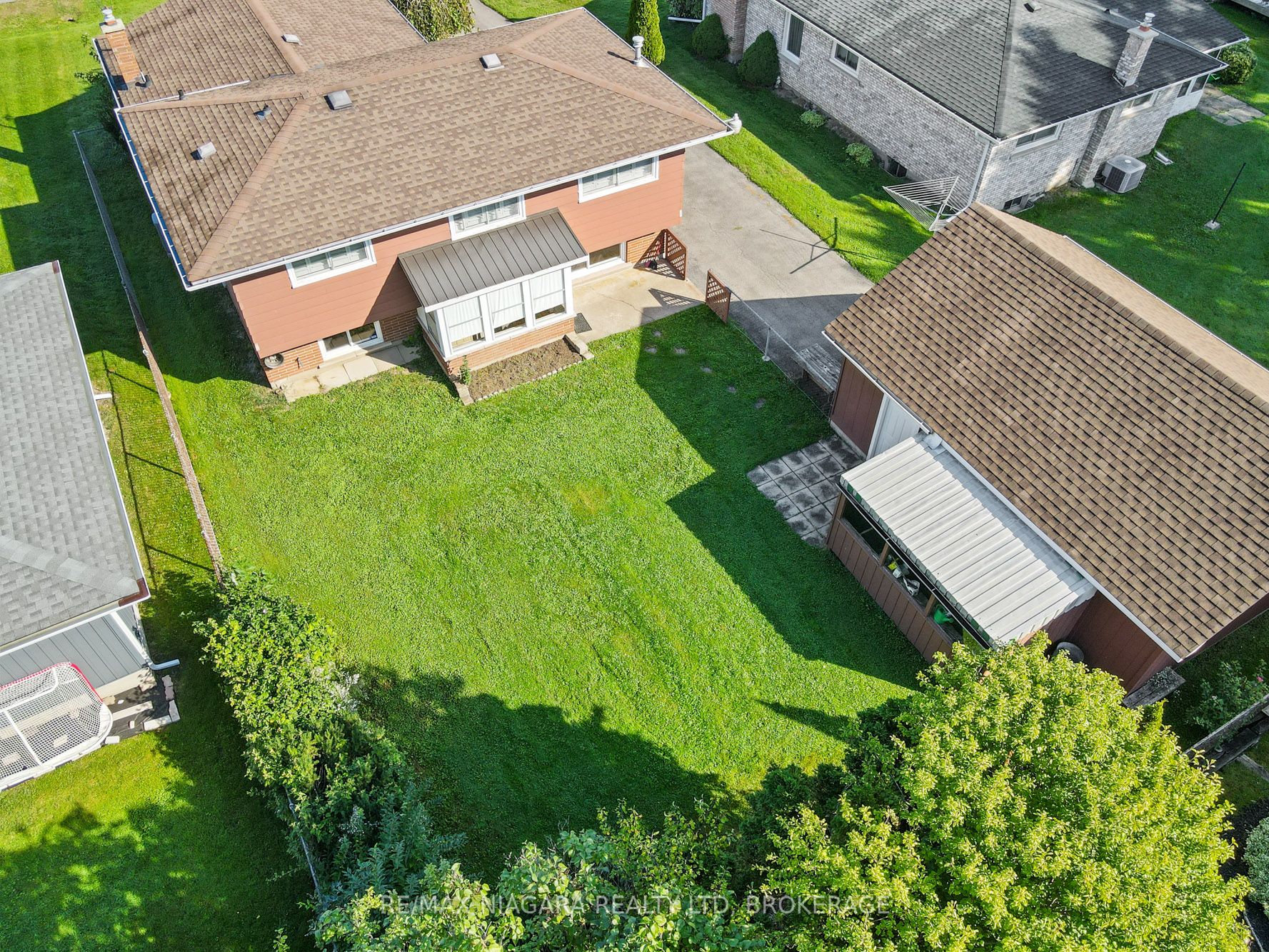 134 Champlain Drive N Property Photo 32
