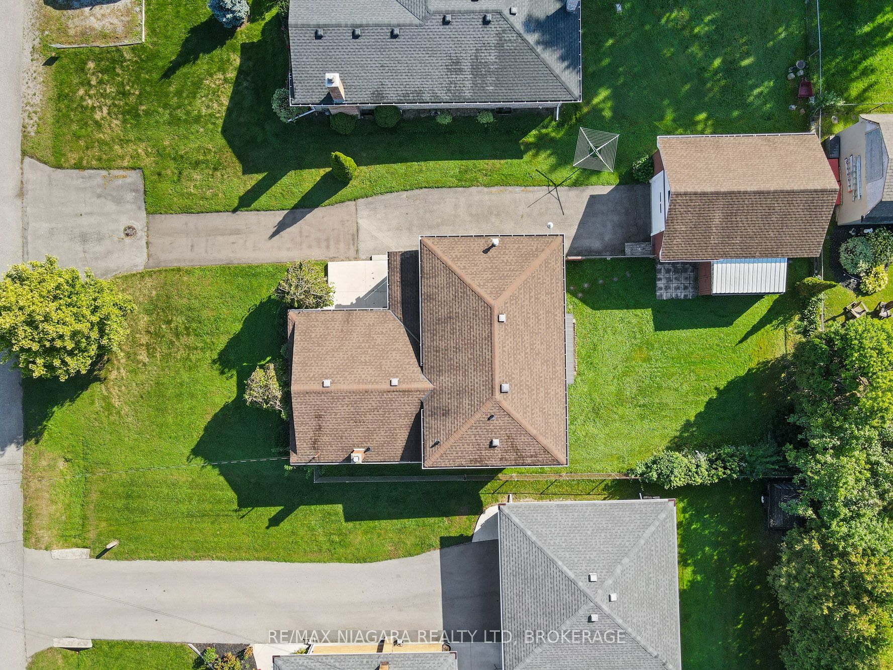 134 Champlain Drive N Property Photo 33