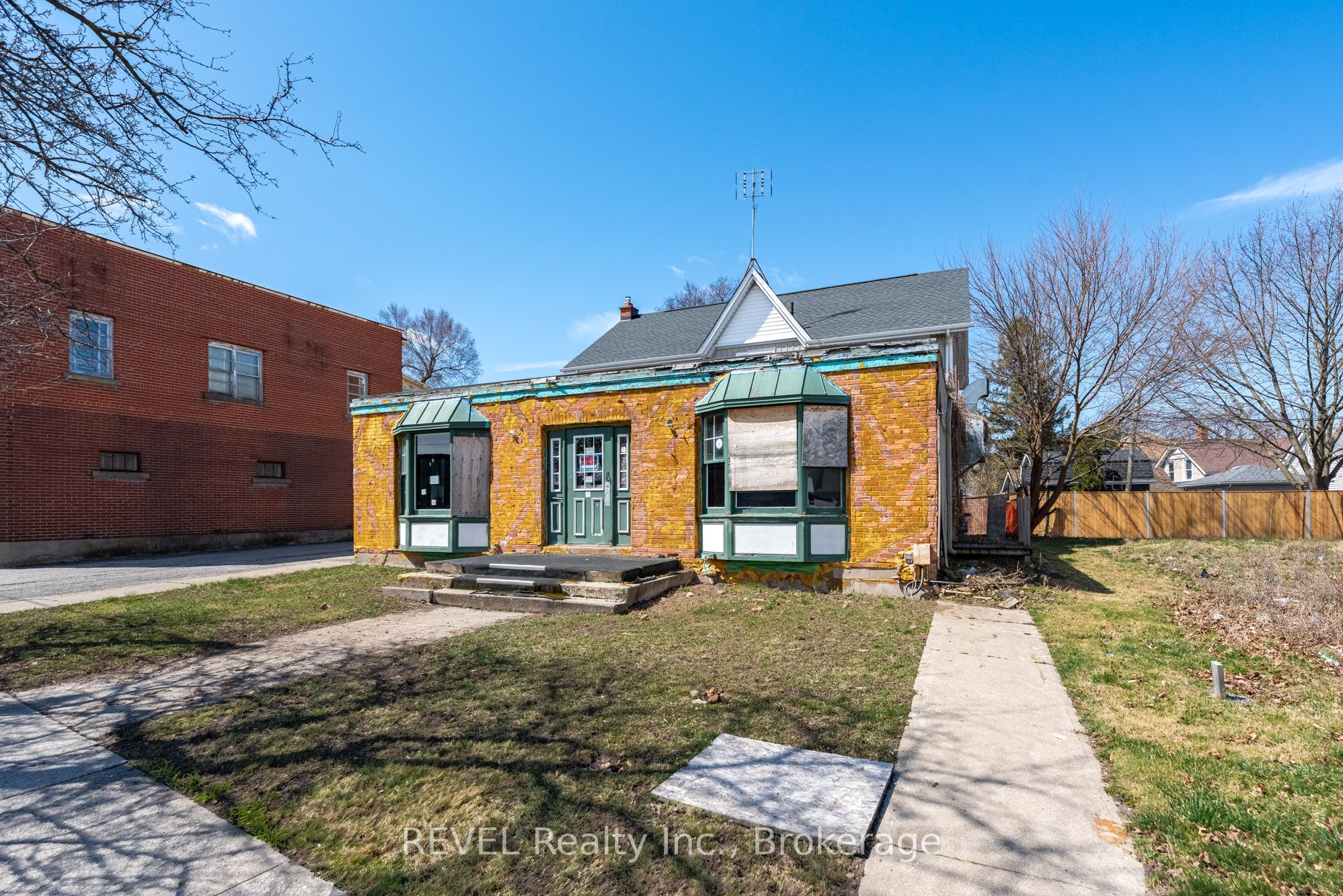 131 Niagara Street Property Photo