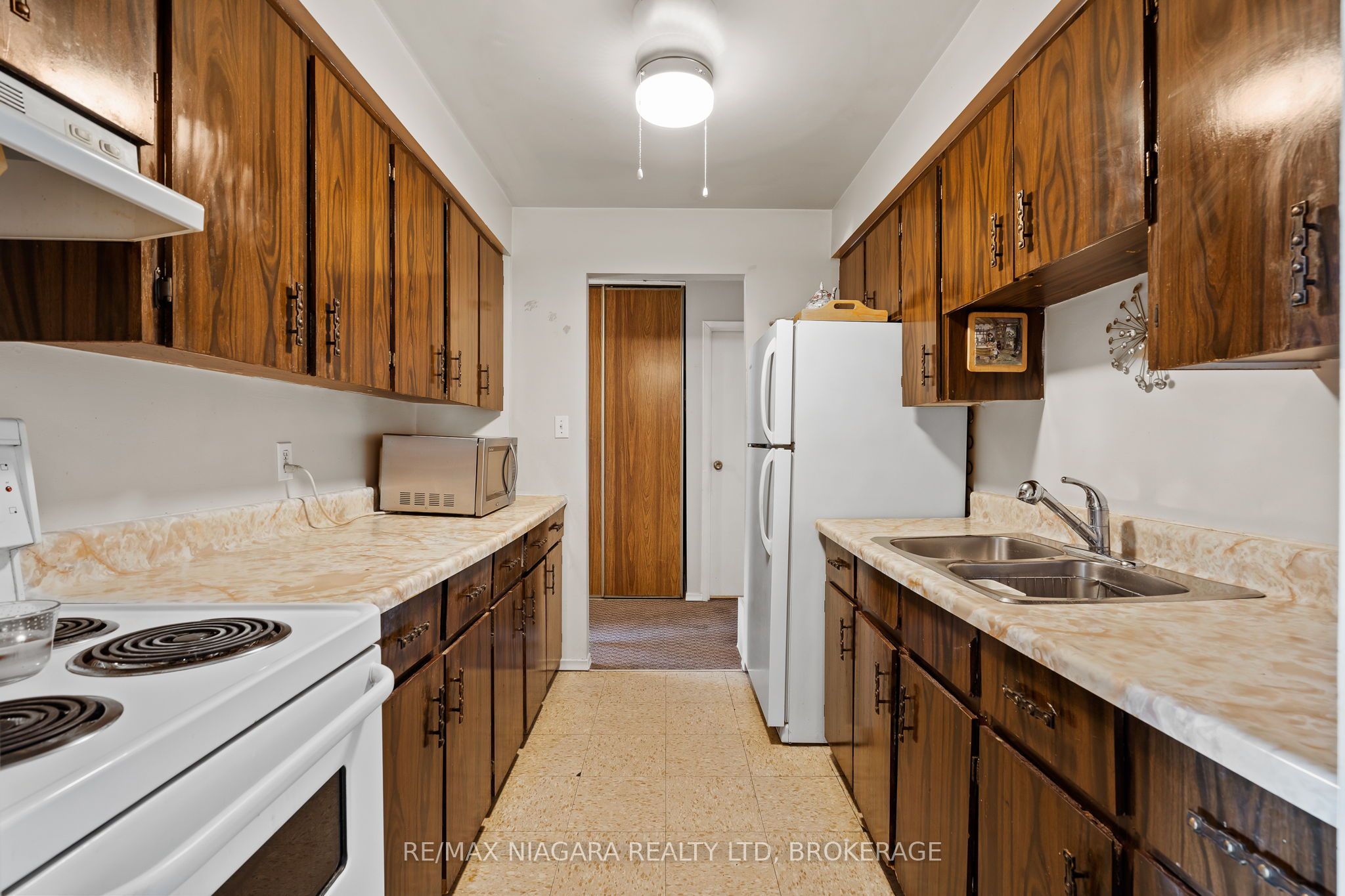 72 Main Street E 323 Property Photo 7