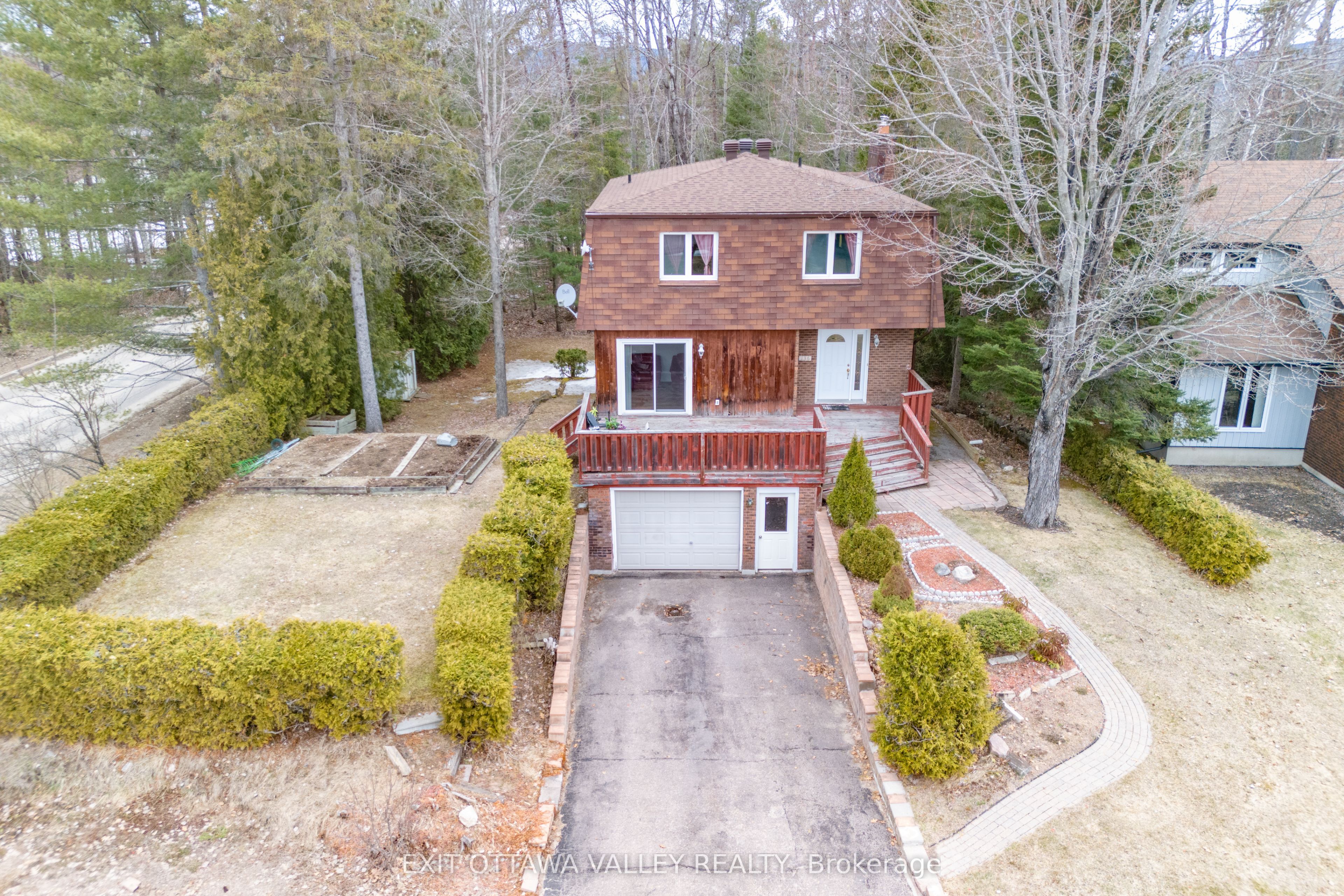 136 Frontenac Cres Property Photo