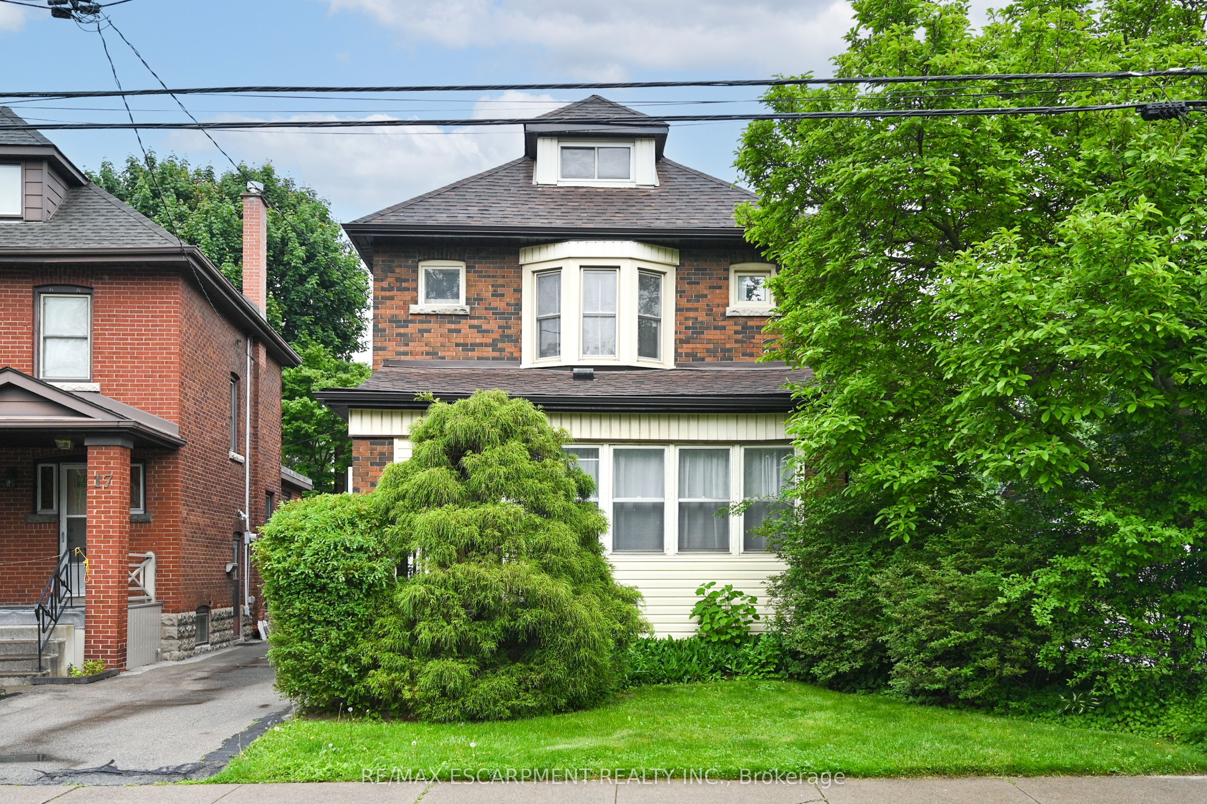 21 Paisley Avenue S Property Photo 1