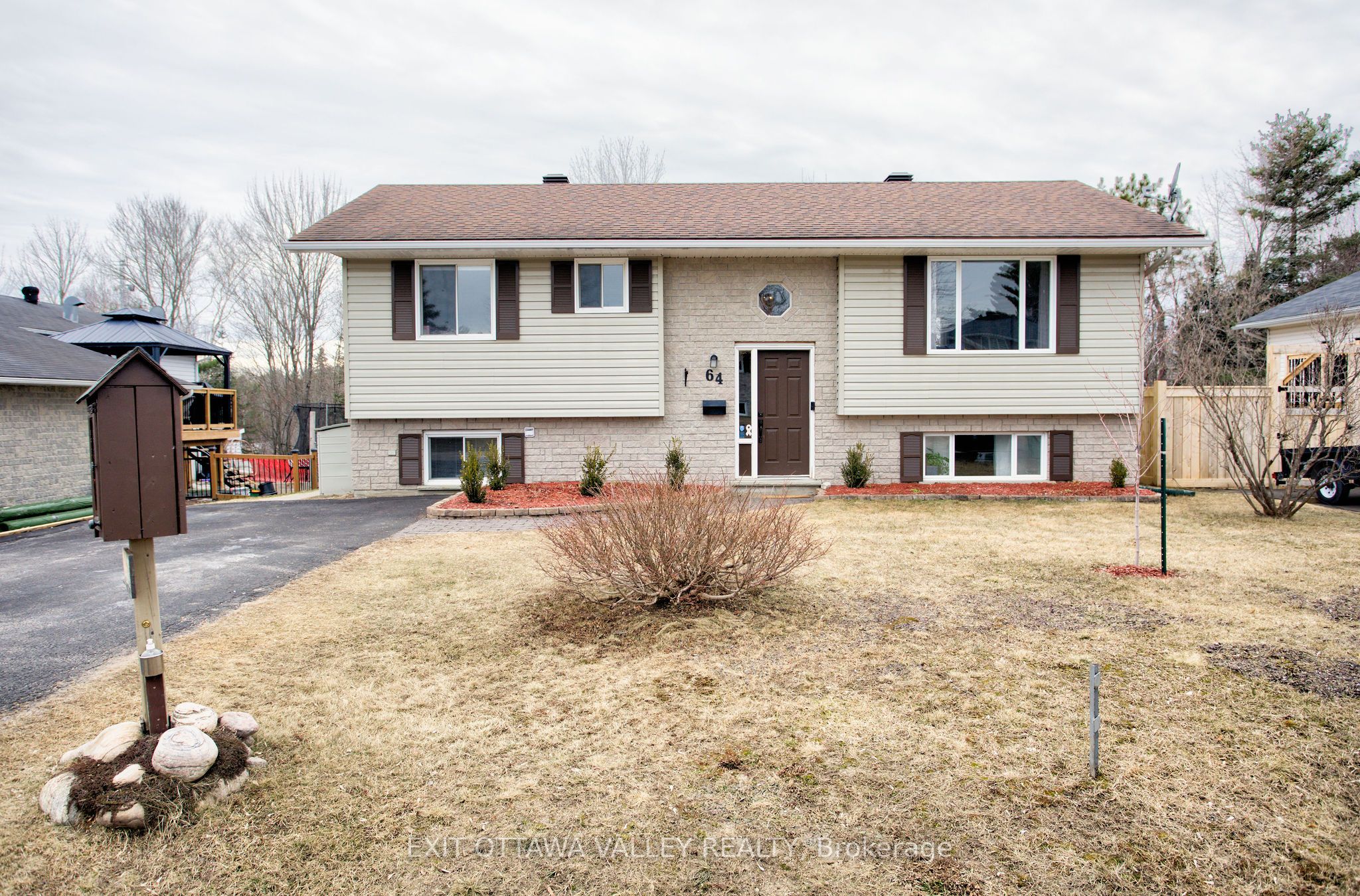 64 Woodland Crescent Property Photo 1