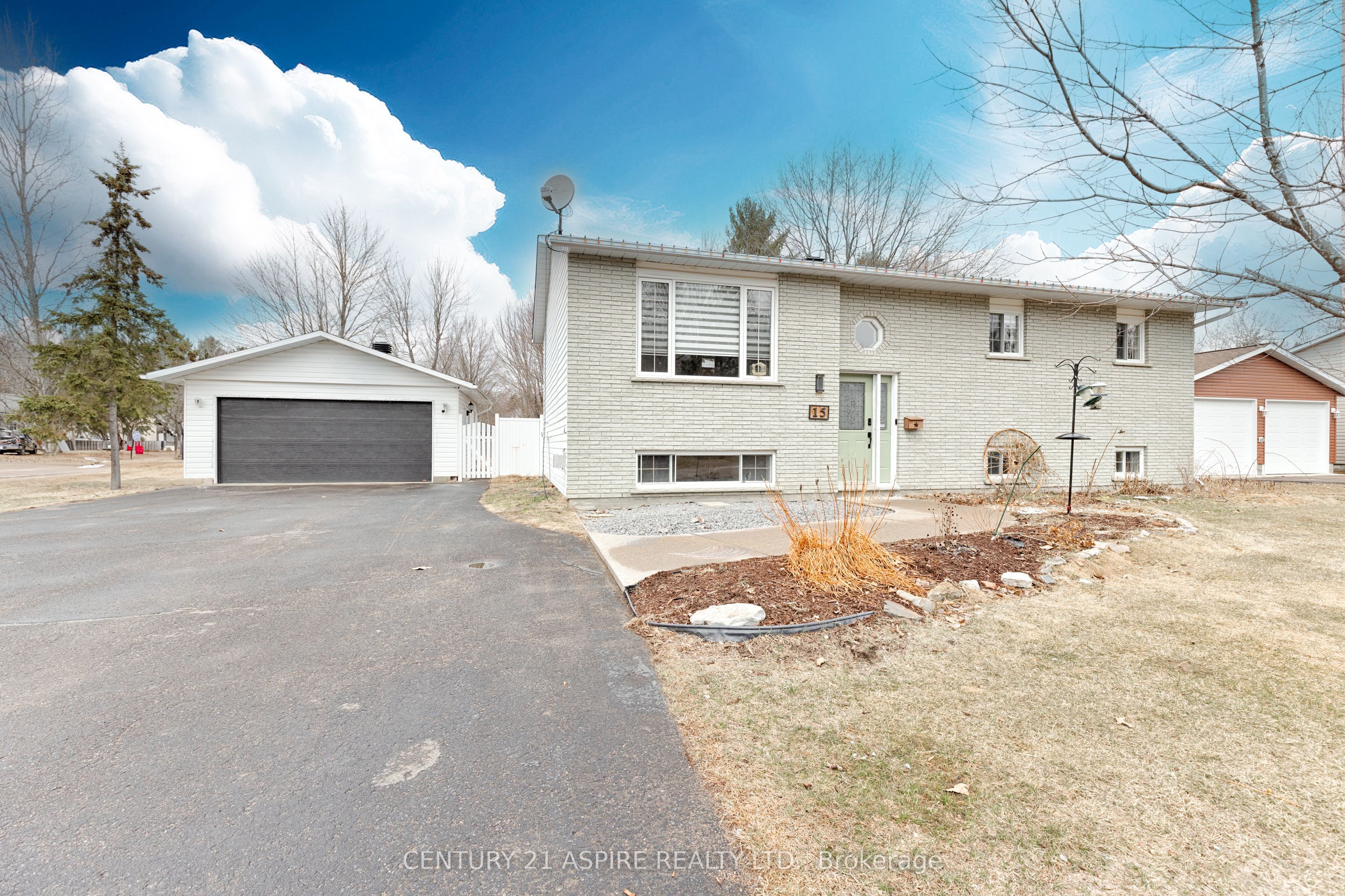 15 Ravenwood Crescent Property Photo