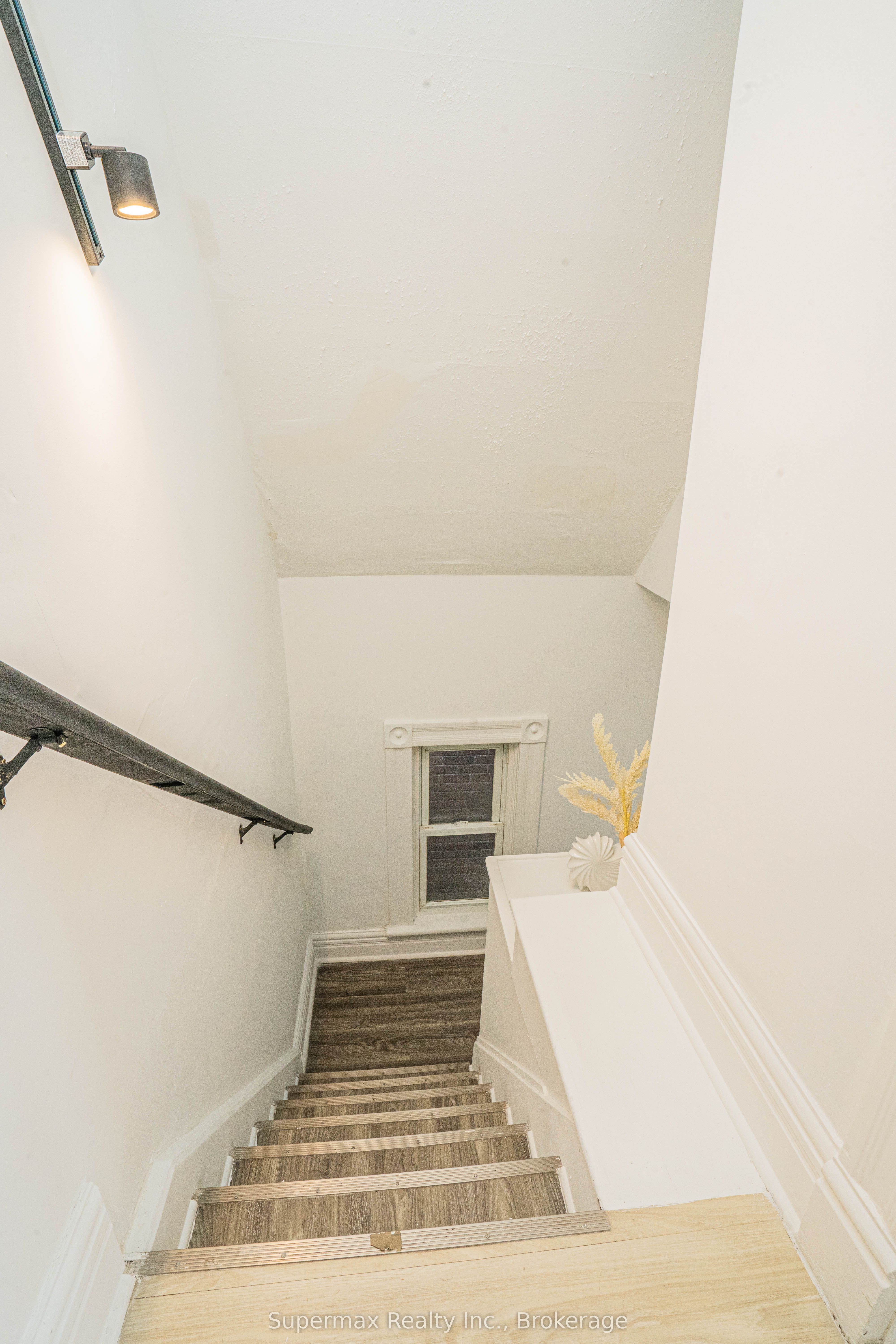 710 Adelaide Street N Property Photo 9