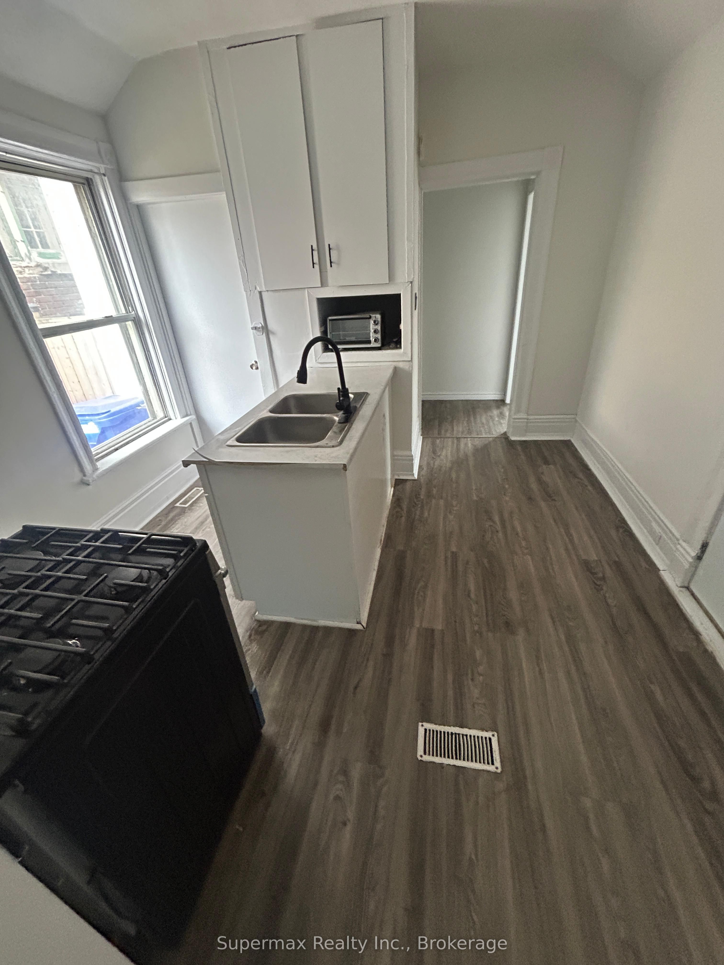 710 Adelaide Street N Property Photo 16